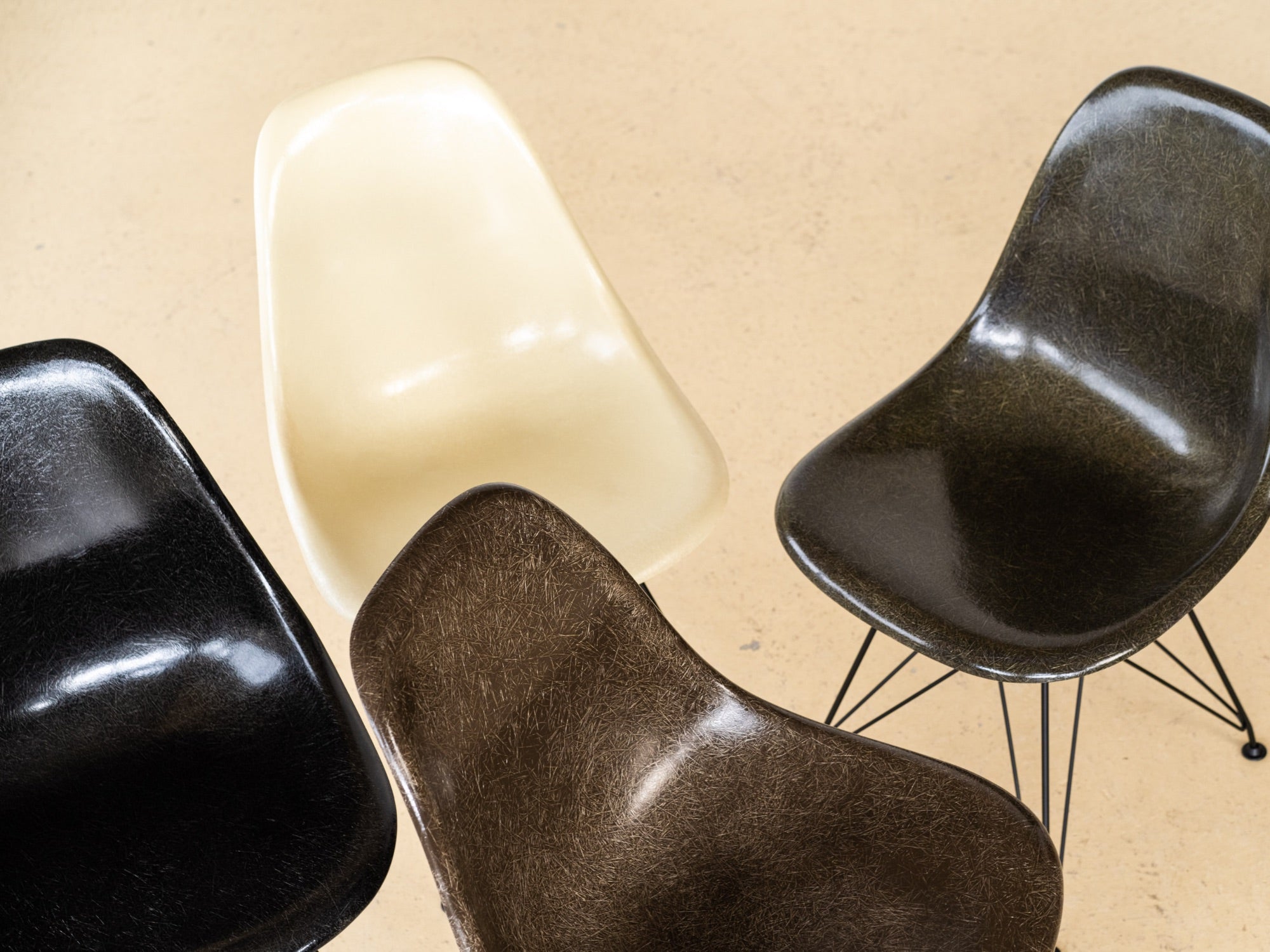 Charles & Ray Eames Fiberglas Stühle im Set