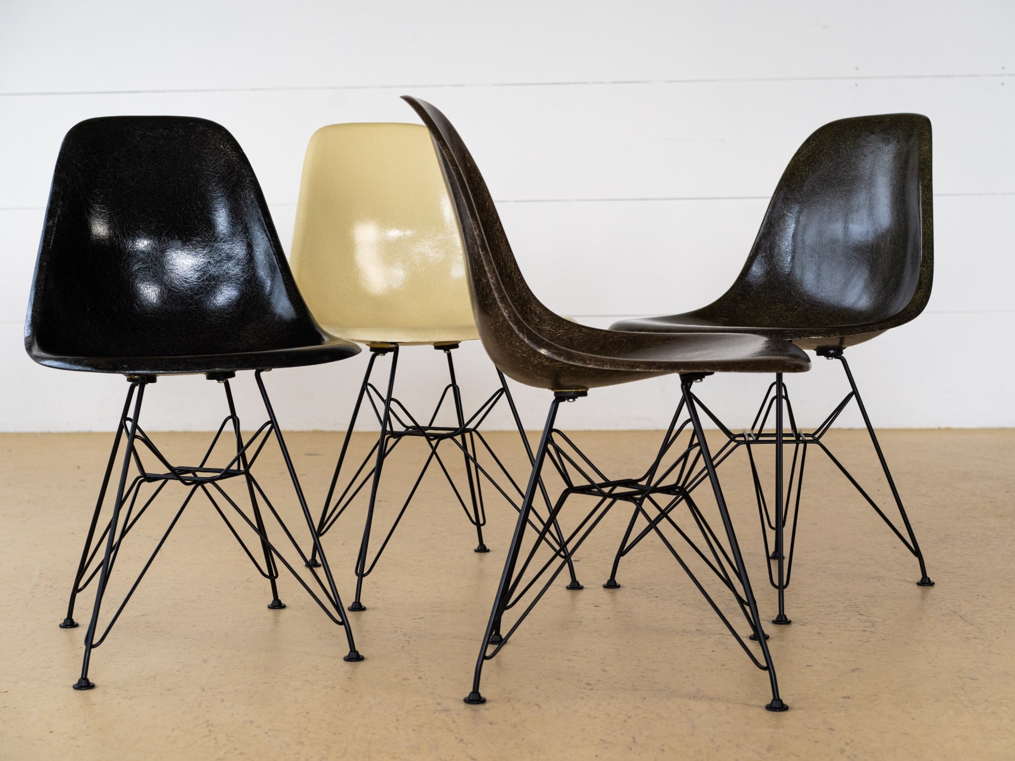 Charles & Ray Eames Fiberglas Stühle im Set