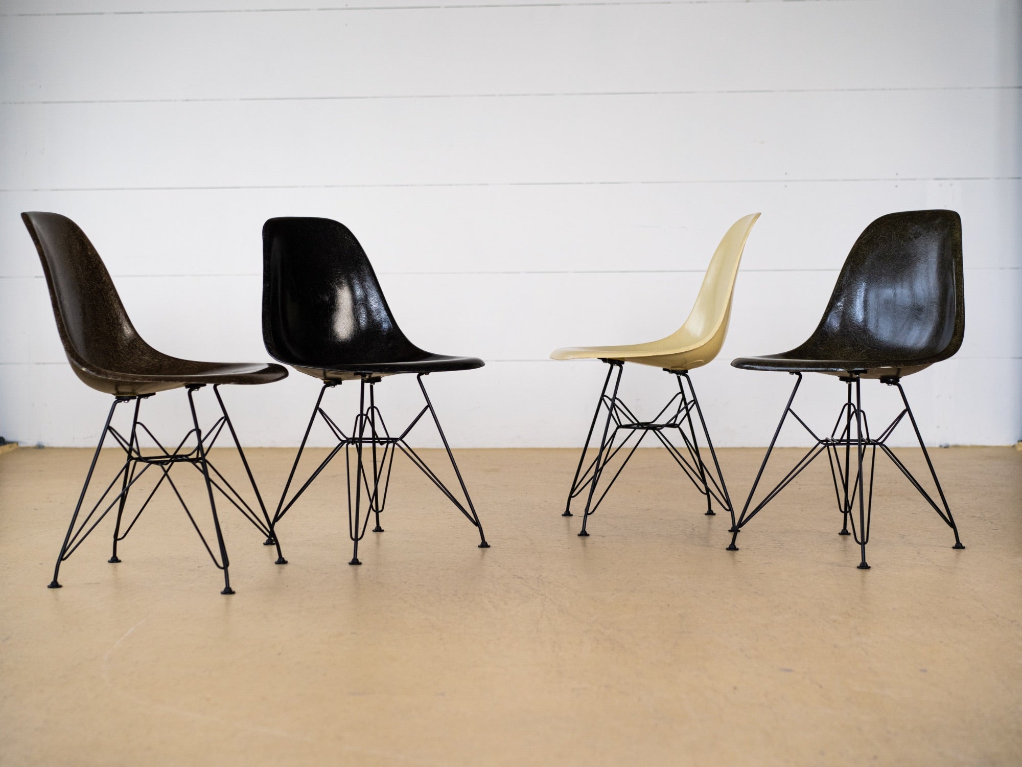 Charles & Ray Eames Fiberglas Stühle im Set