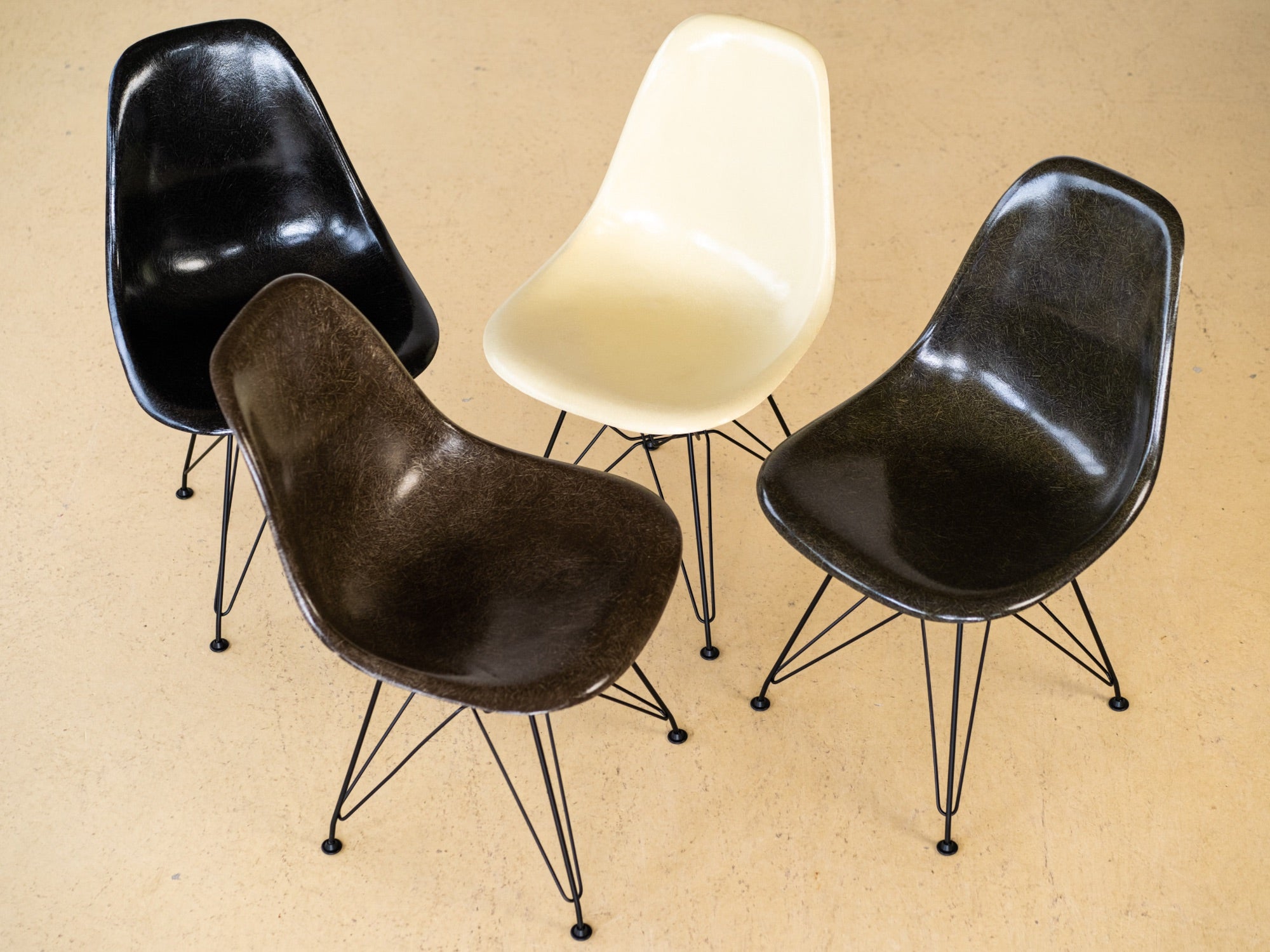Charles & Ray Eames Fiberglas Stühle im Set