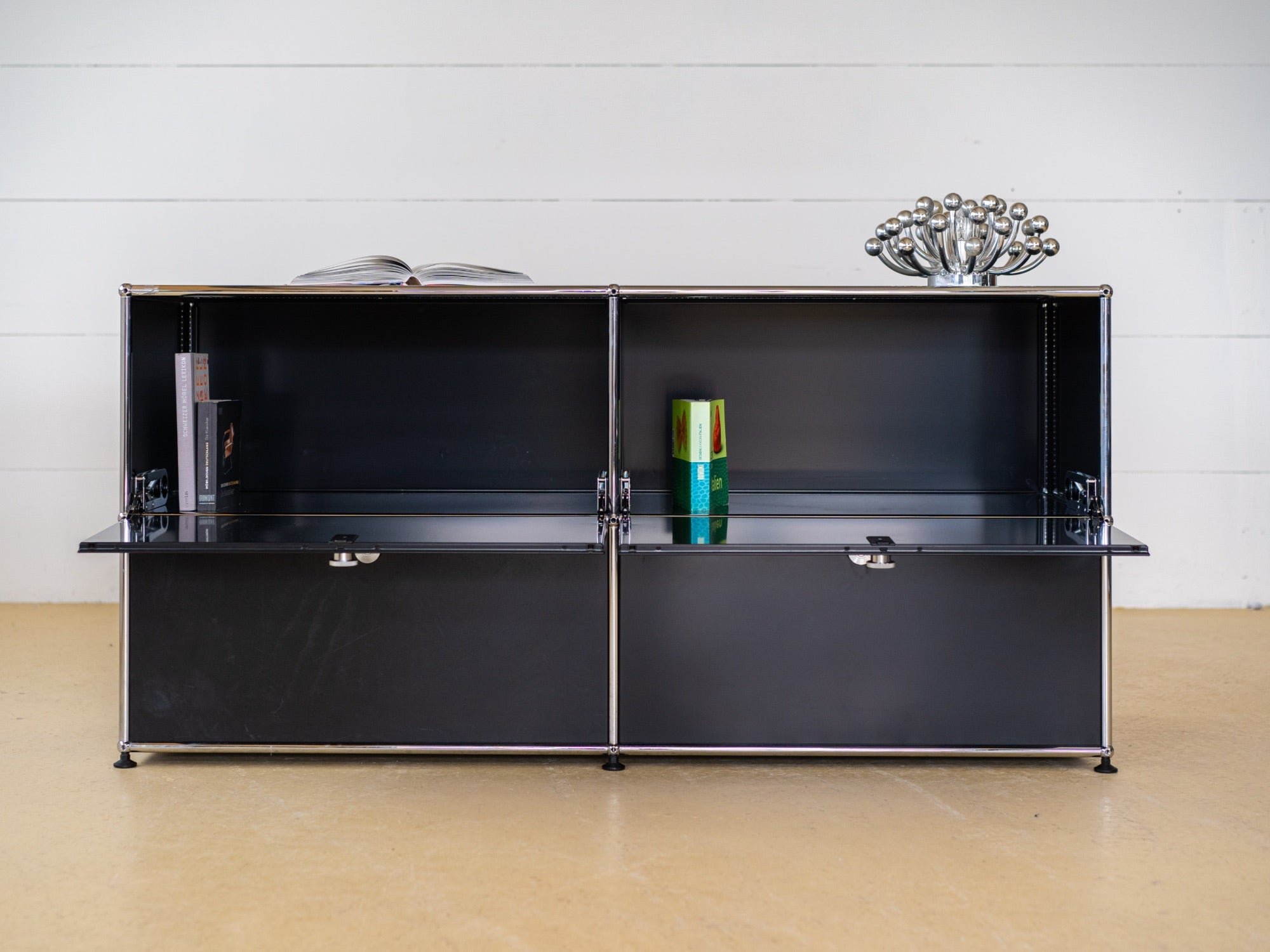 USM Sideboard in Graphitschwarz