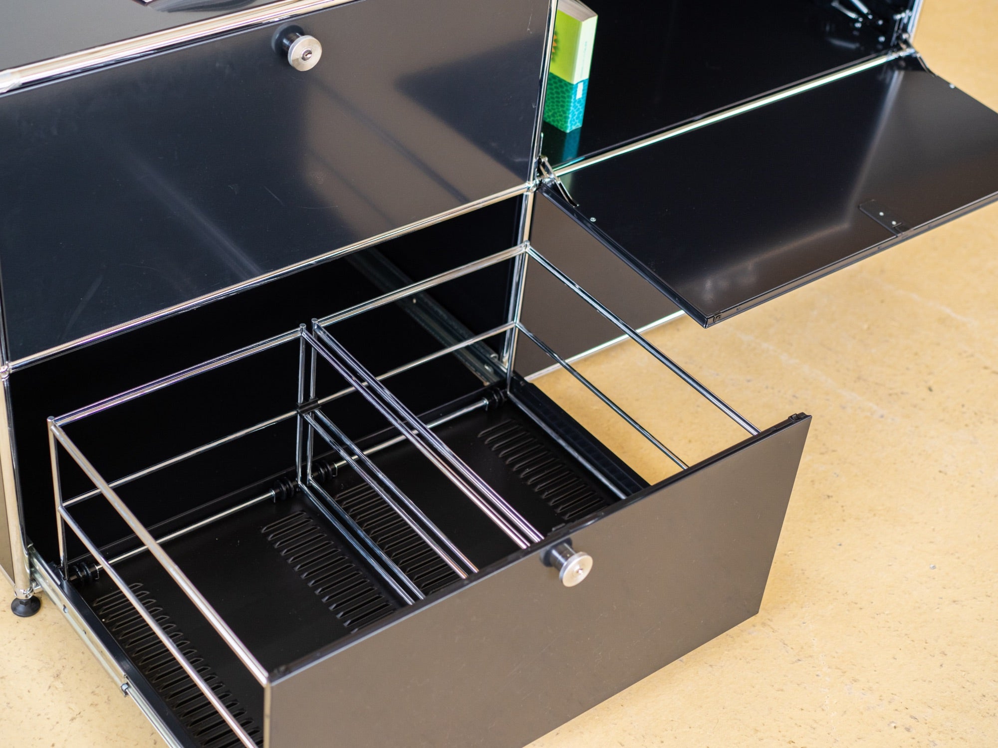 USM Sideboard in Graphitschwarz