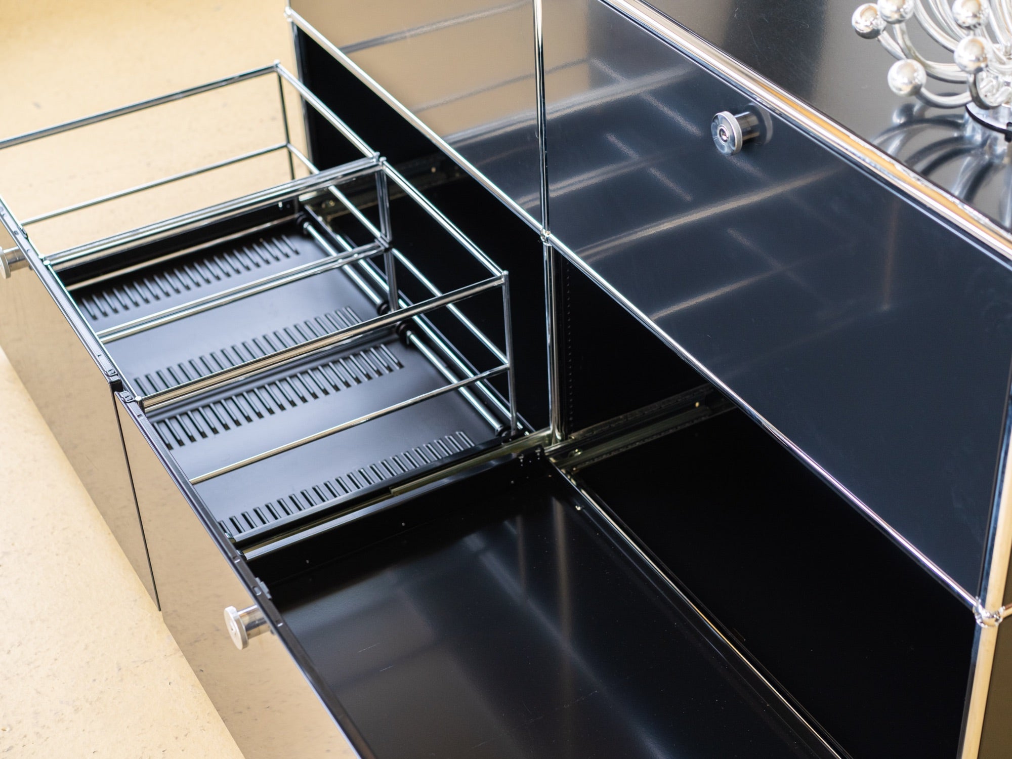 USM Sideboard in Graphitschwarz