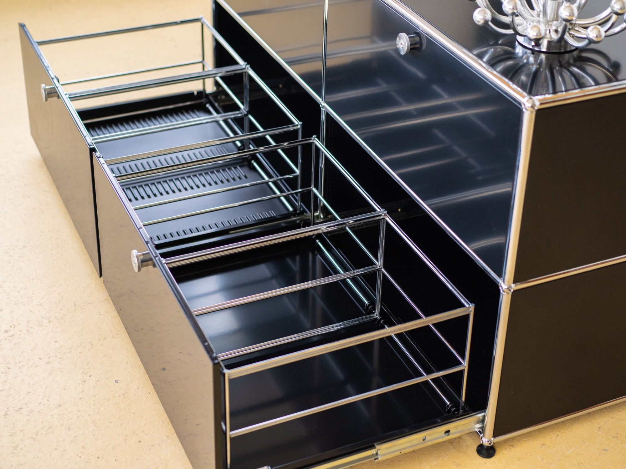 USM Sideboard in Graphitschwarz