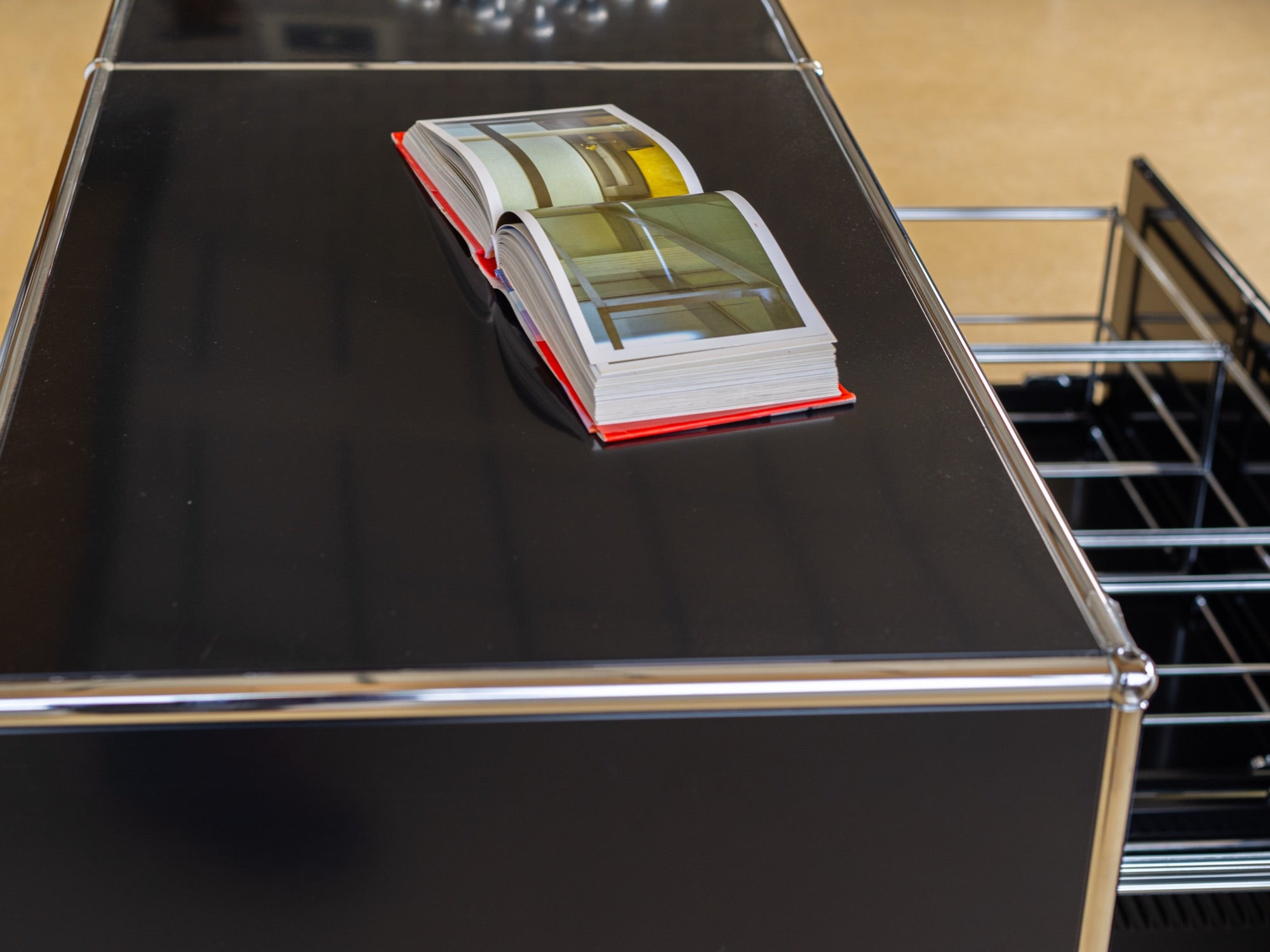USM Sideboard in Graphitschwarz