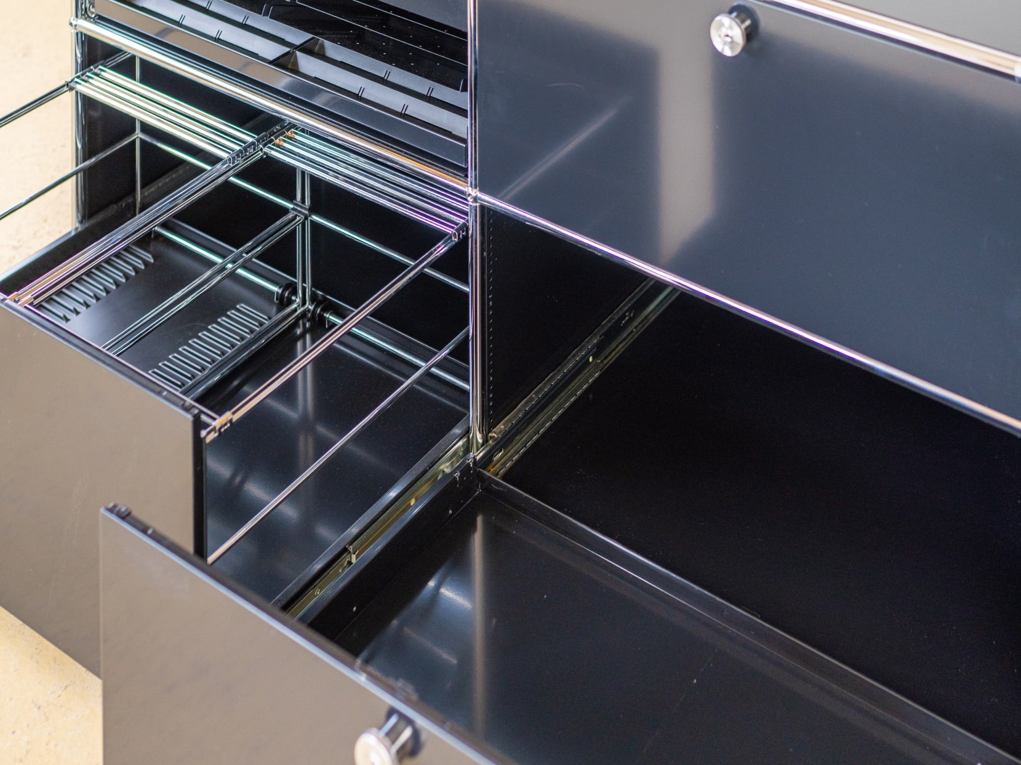 USM Sideboard in Graphitschwarz