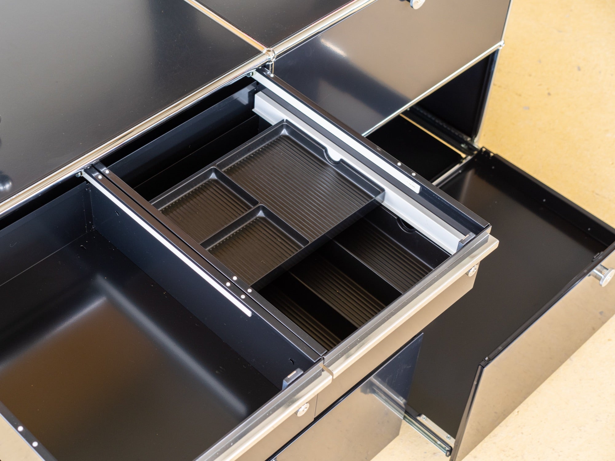 USM Sideboard in Graphitschwarz