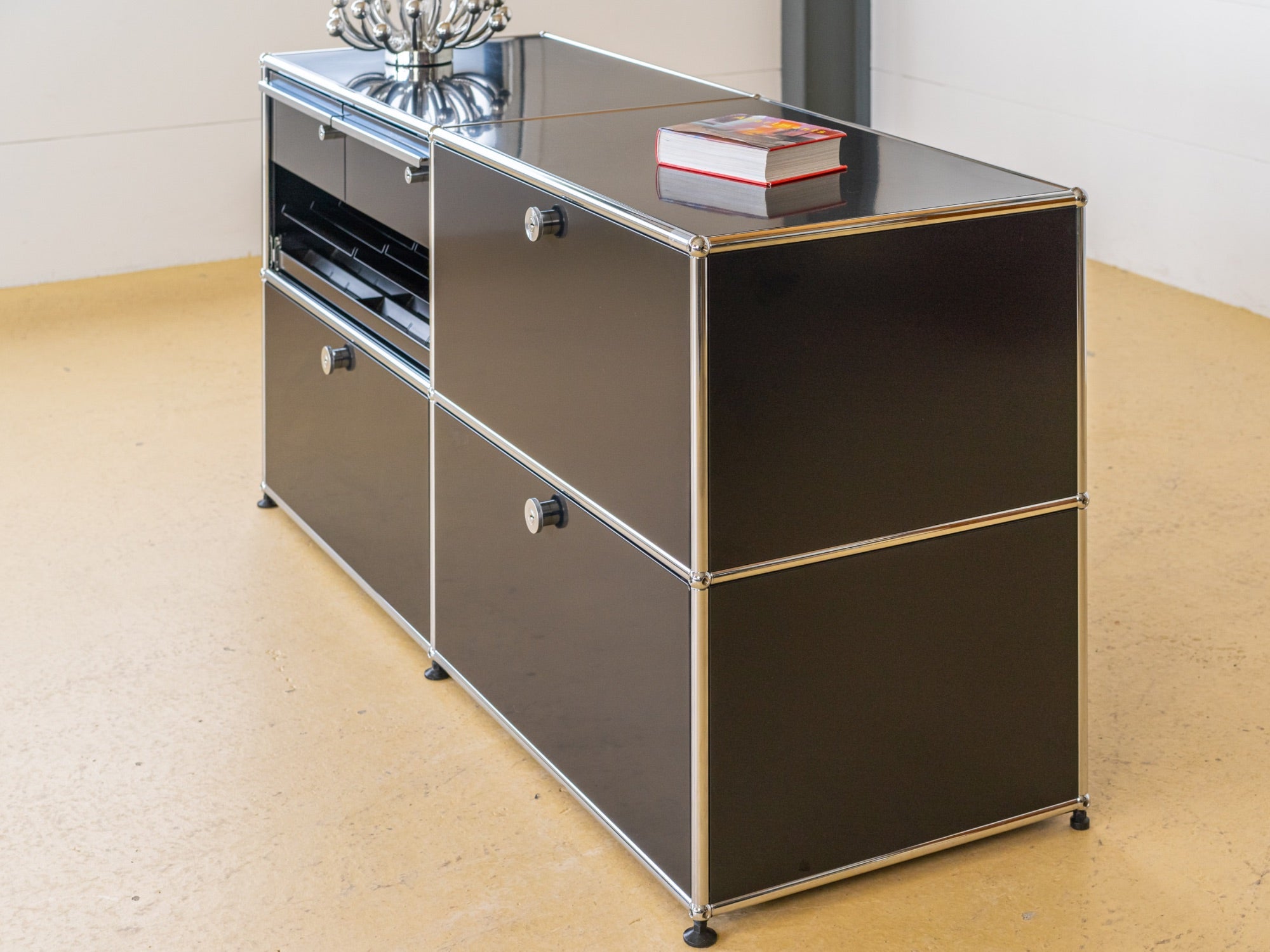 USM Sideboard in Graphitschwarz