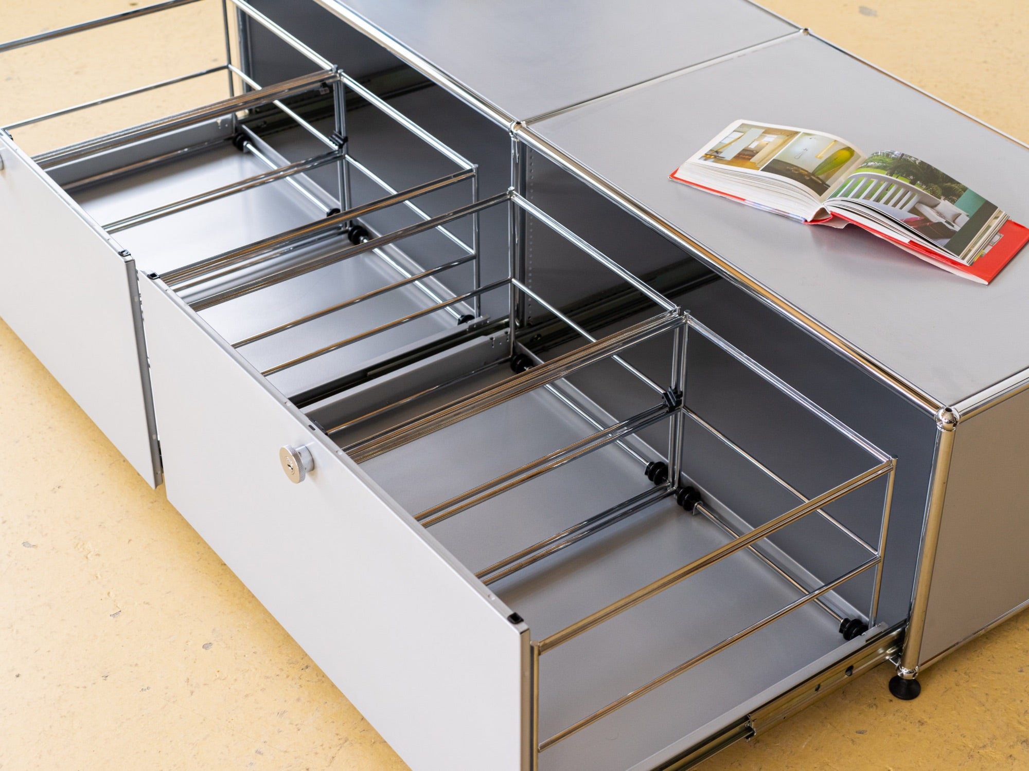 USM Lowboard in Lichtgrau