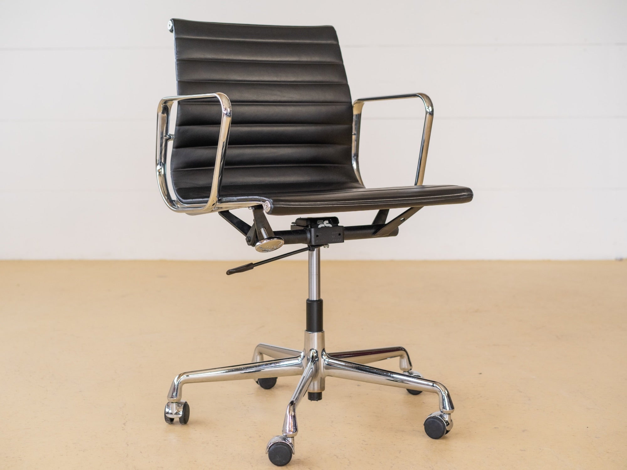 Vitra Bürostuhl von Ray & Charles Eames EA117