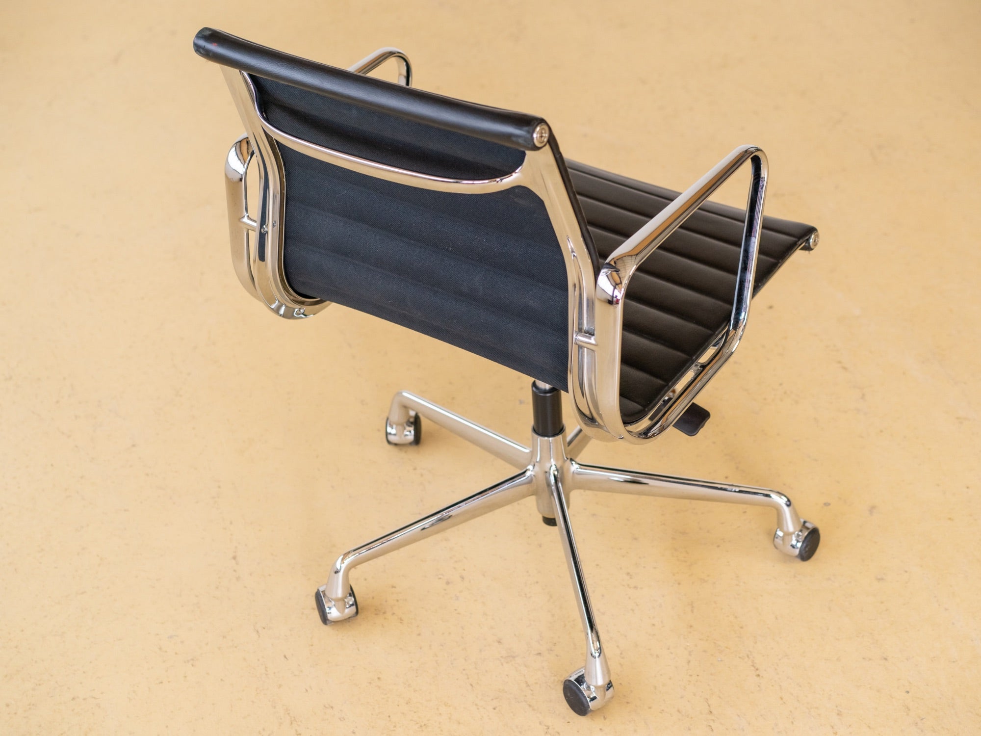 Vitra Bürostuhl von Ray & Charles Eames EA117