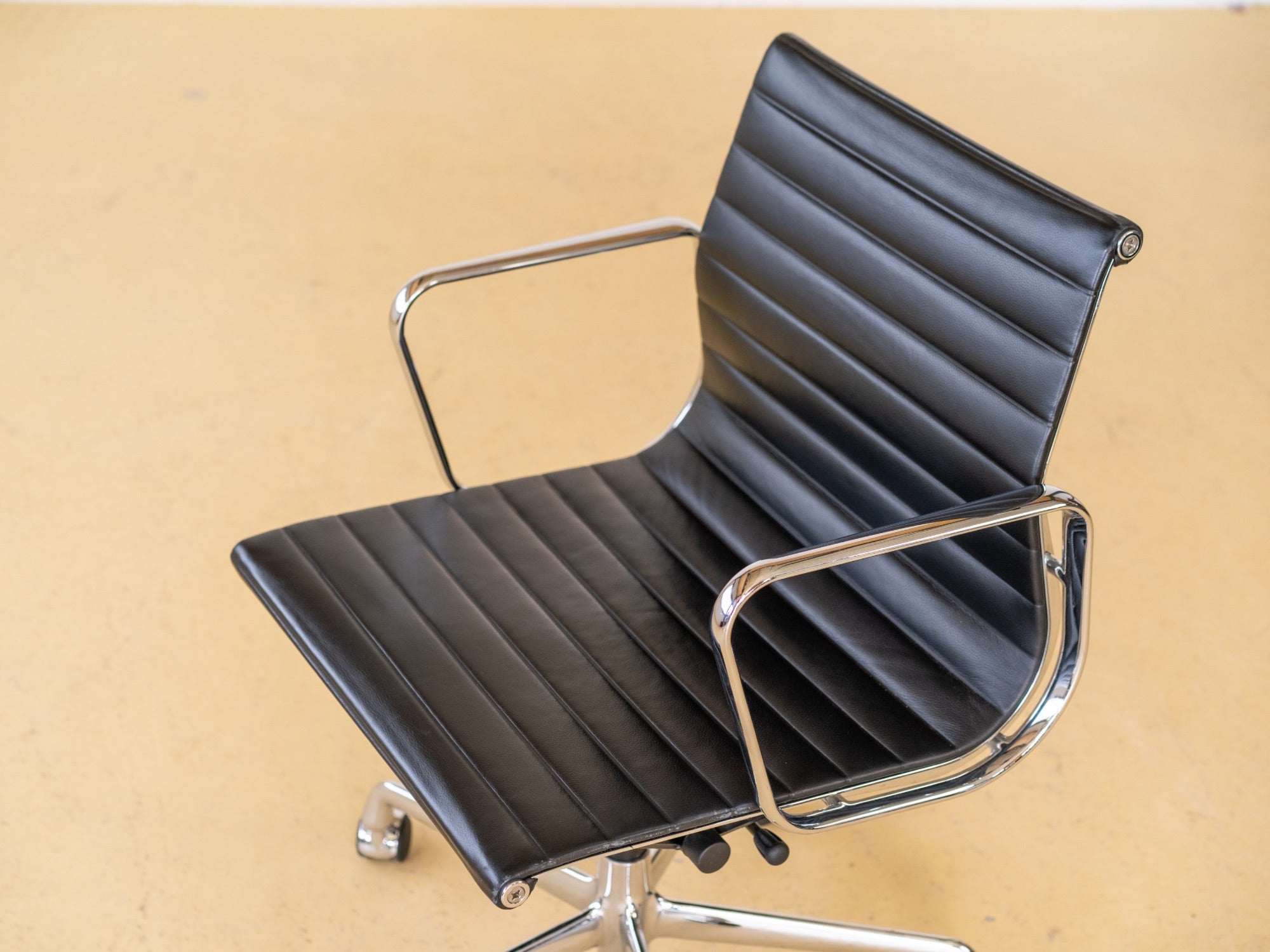 Vitra Bürostuhl von Ray & Charles Eames EA117