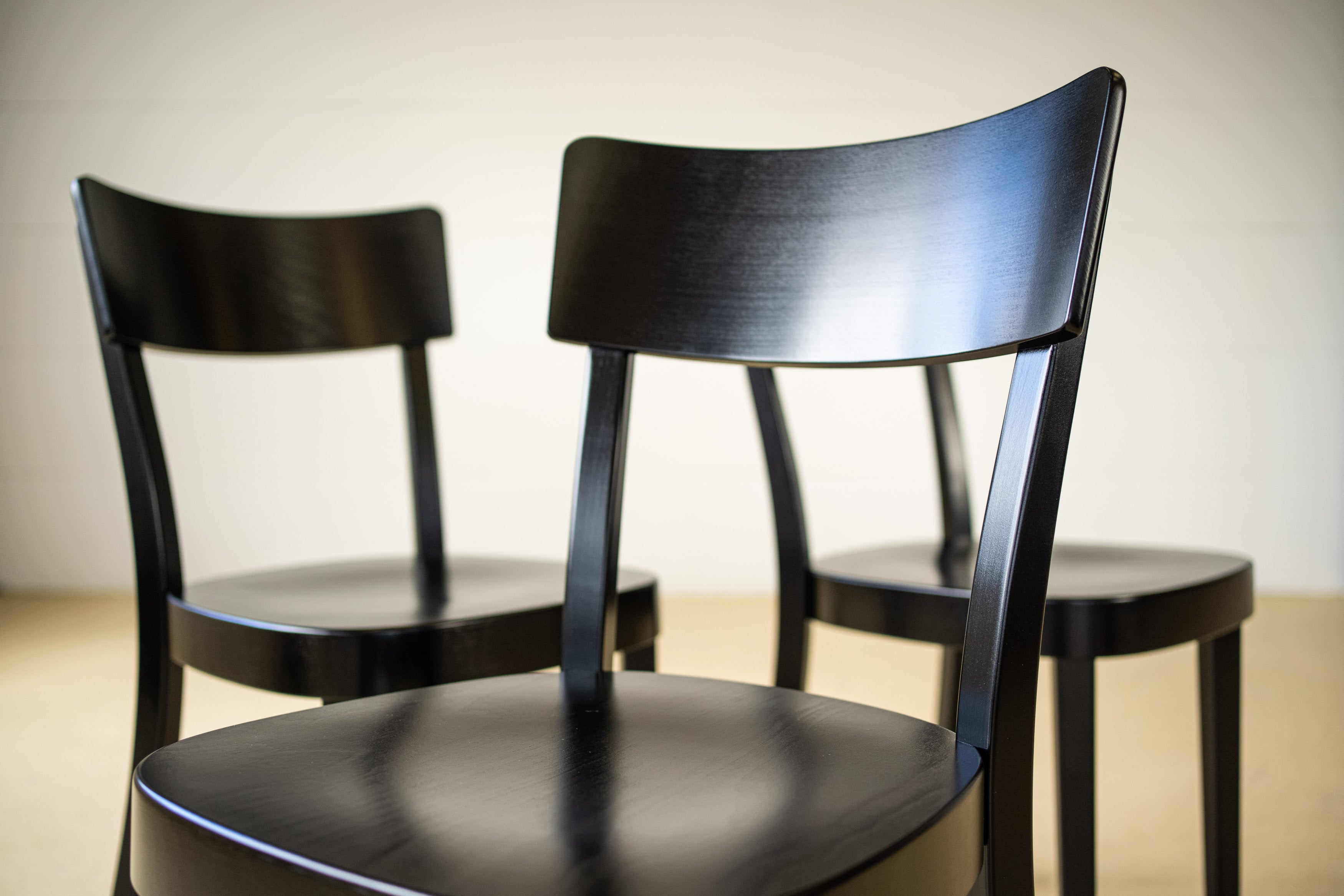 Schwarzer Horgen Glarus Classic Stuhl aus gebogenem Buchenholz. Ein eleganter Schweizer Designklassiker als Neuware bei atelier TILIJA.