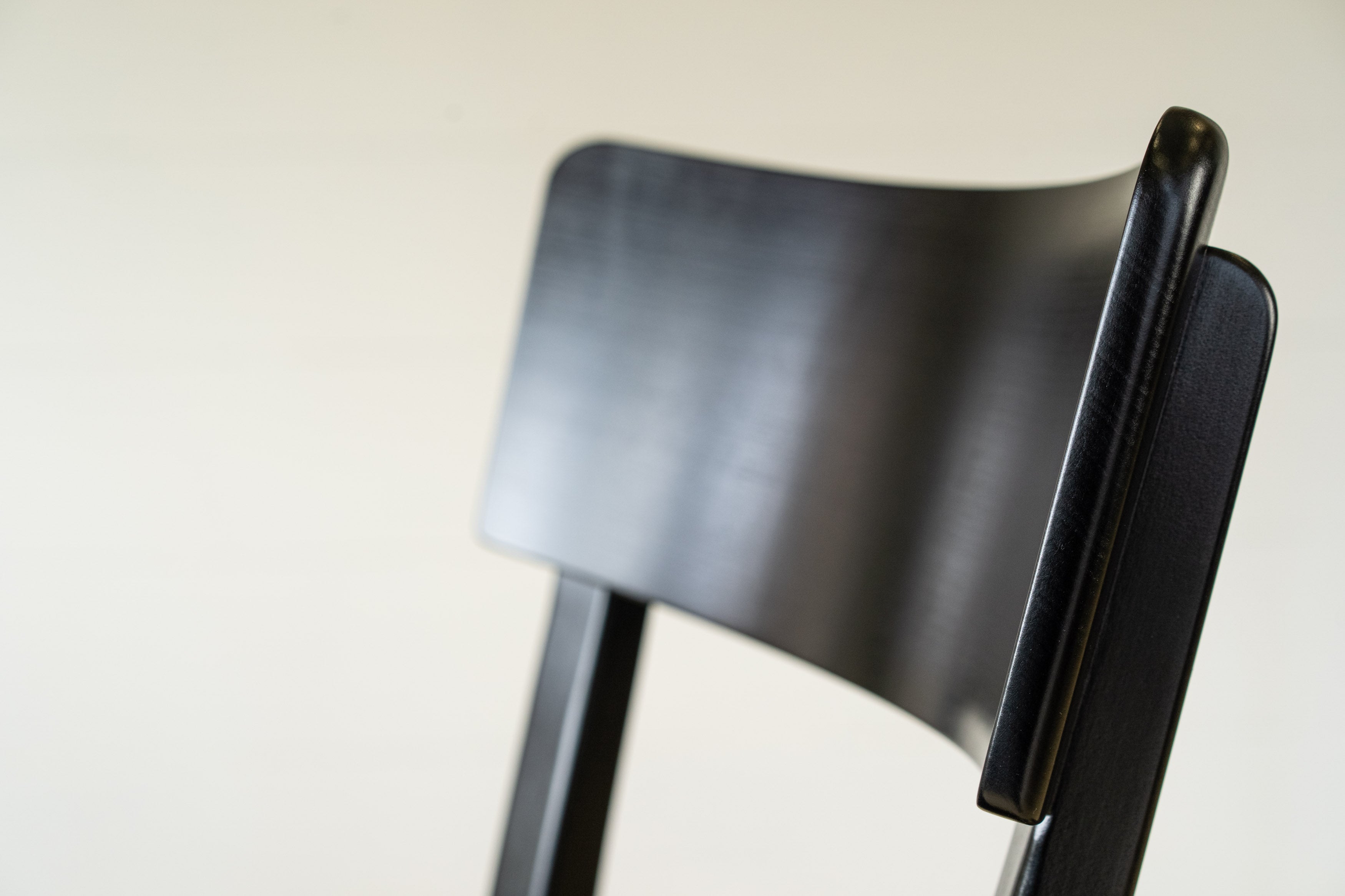 Schwarzer Horgen Glarus Classic Stuhl aus gebogenem Buchenholz. Ein eleganter Schweizer Designklassiker als Neuware bei atelier TILIJA.