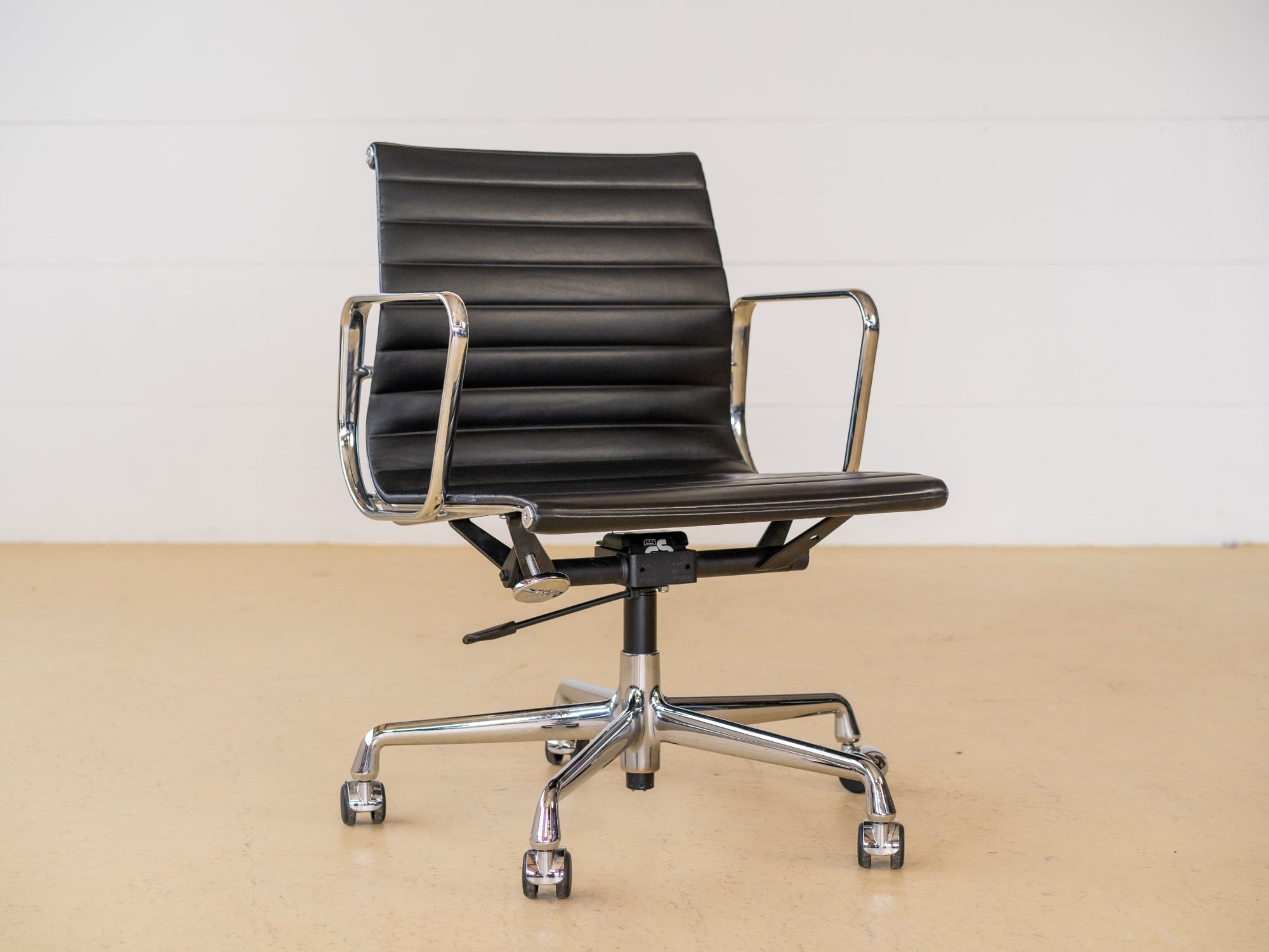 Ein Vitra Eames Aluminium Chair EA 117 mit Rollen, occasion in top Qualität. Der ideale Bürostuhl für Ihr Home Office, erhältlich bei atelier TILIJA.