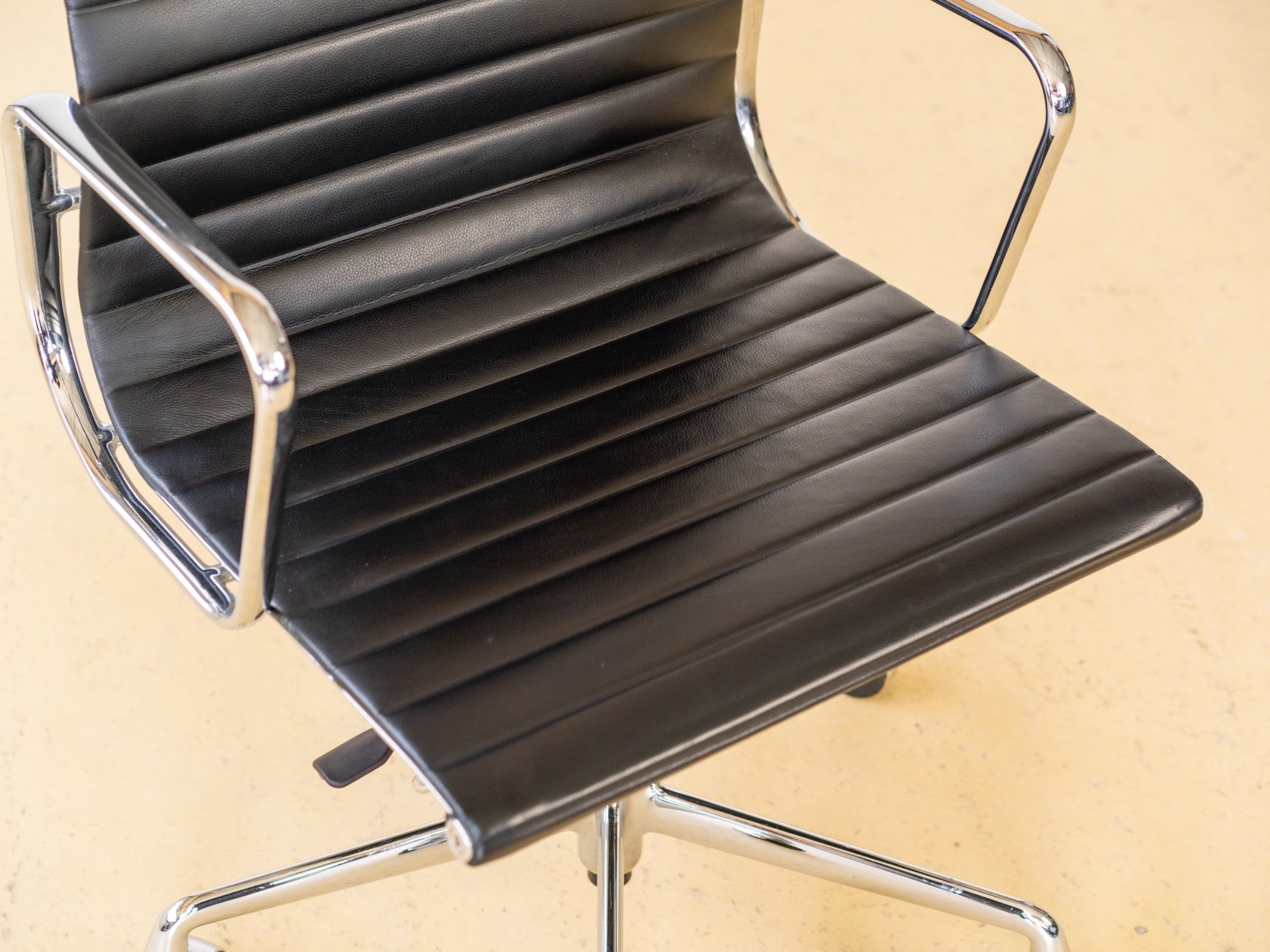 Ein Vitra Eames Aluminium Chair EA 117 mit Rollen, occasion in top Qualität. Der ideale Bürostuhl für Ihr Home Office, erhältlich bei atelier TILIJA.