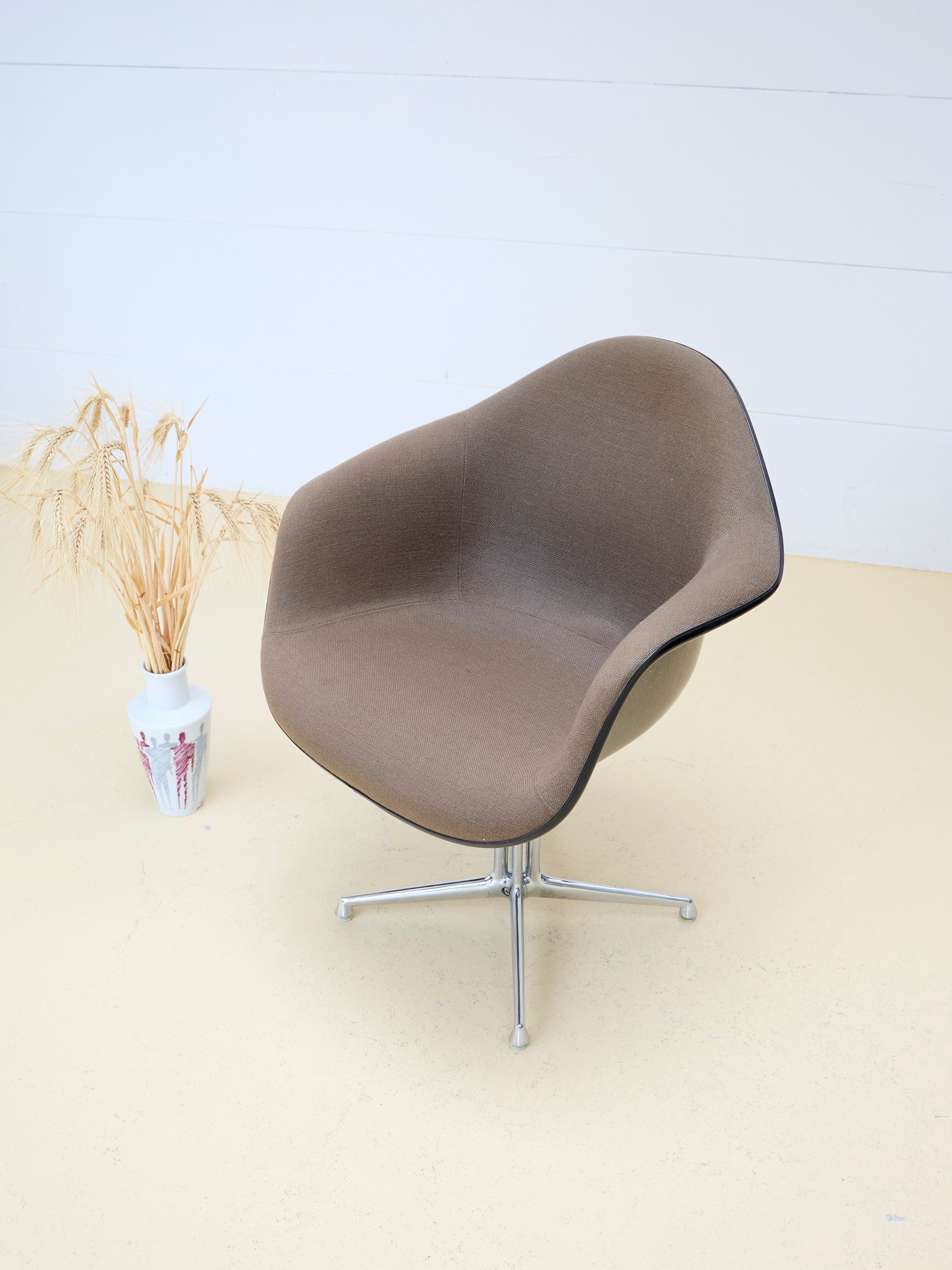 Vitra Eames Armchair mit La Fonda Base