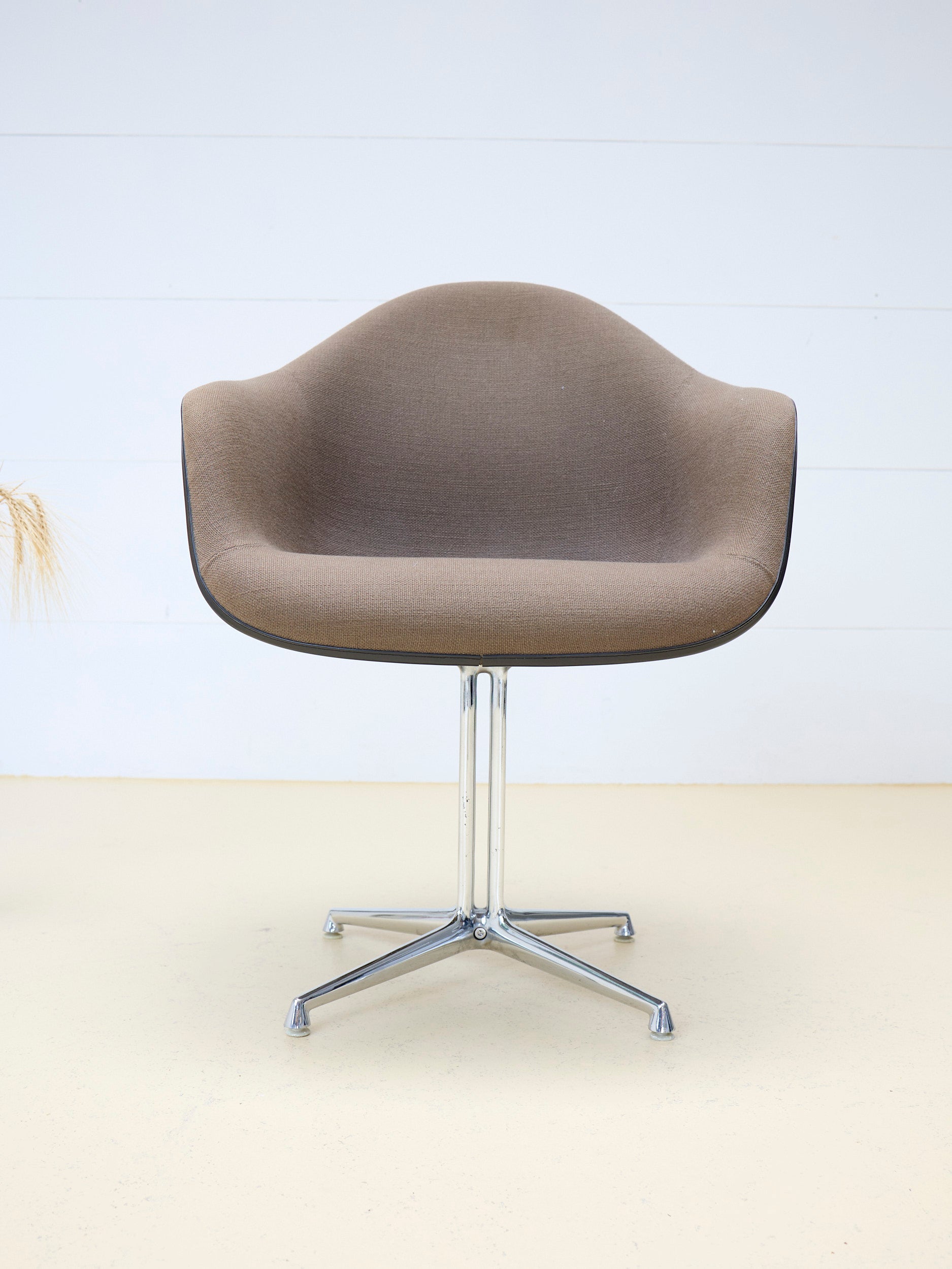 Vitra Eames Armchair mit La Fonda Base