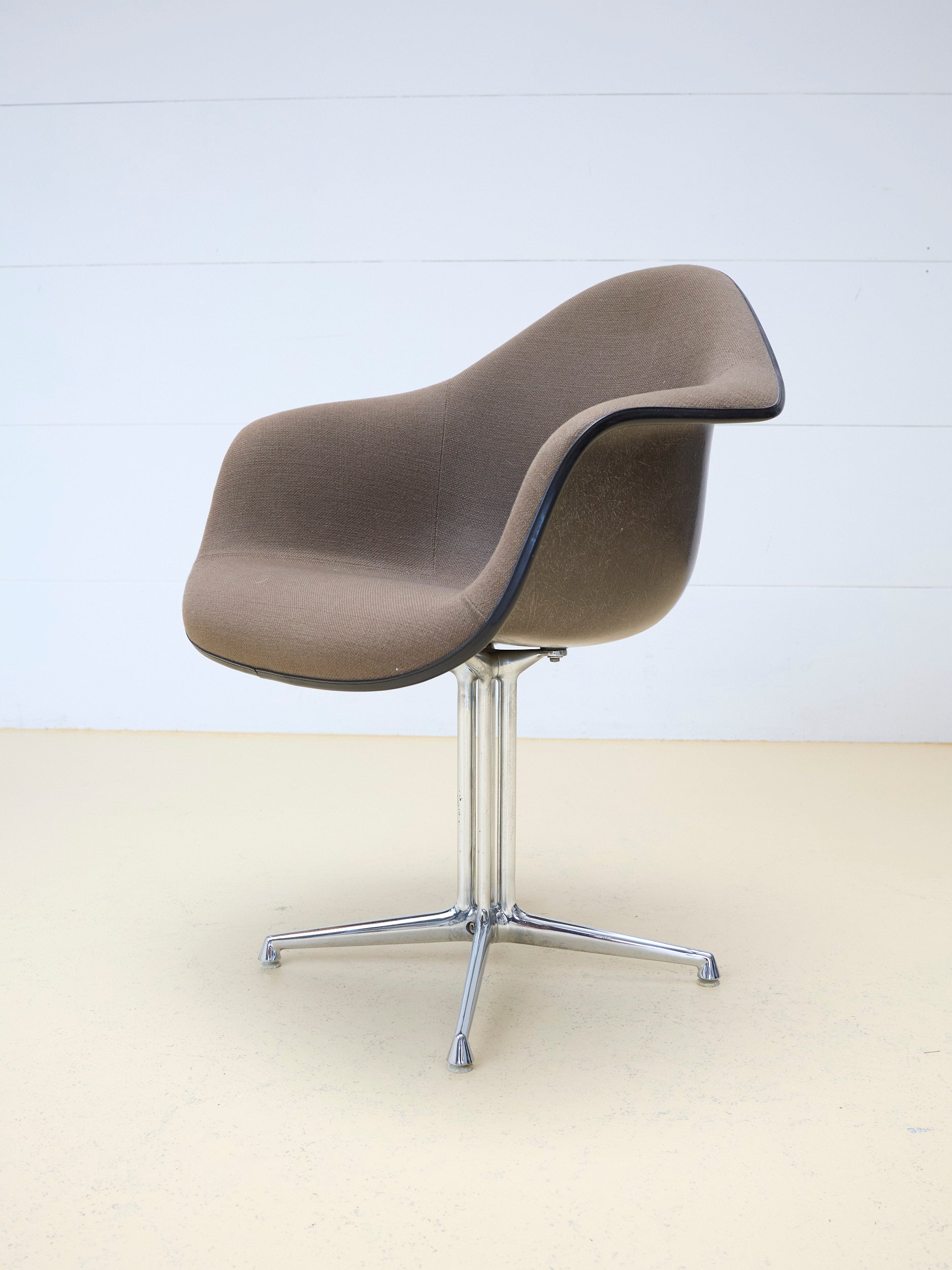 Vitra Eames Armchair mit La Fonda Base