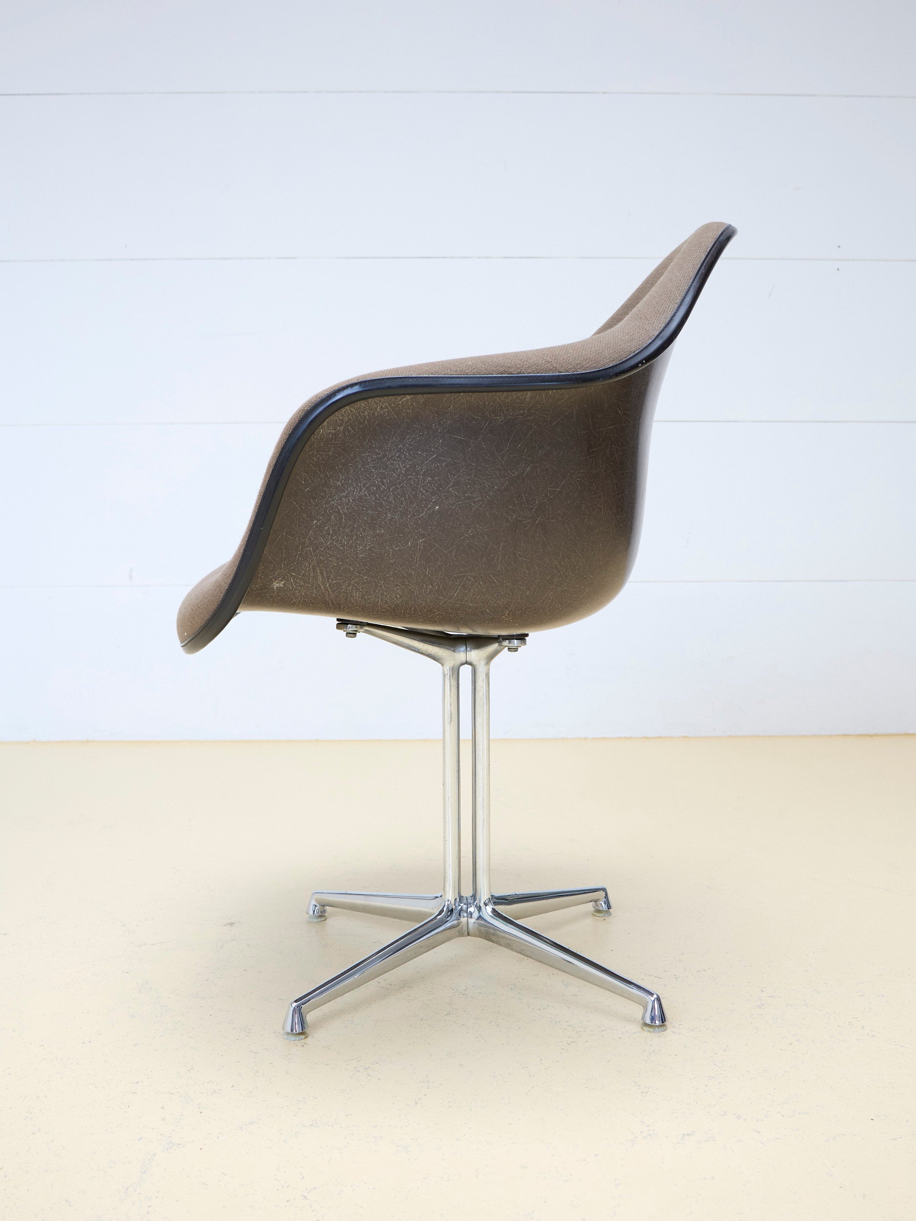 Vitra Eames Armchair mit La Fonda Base