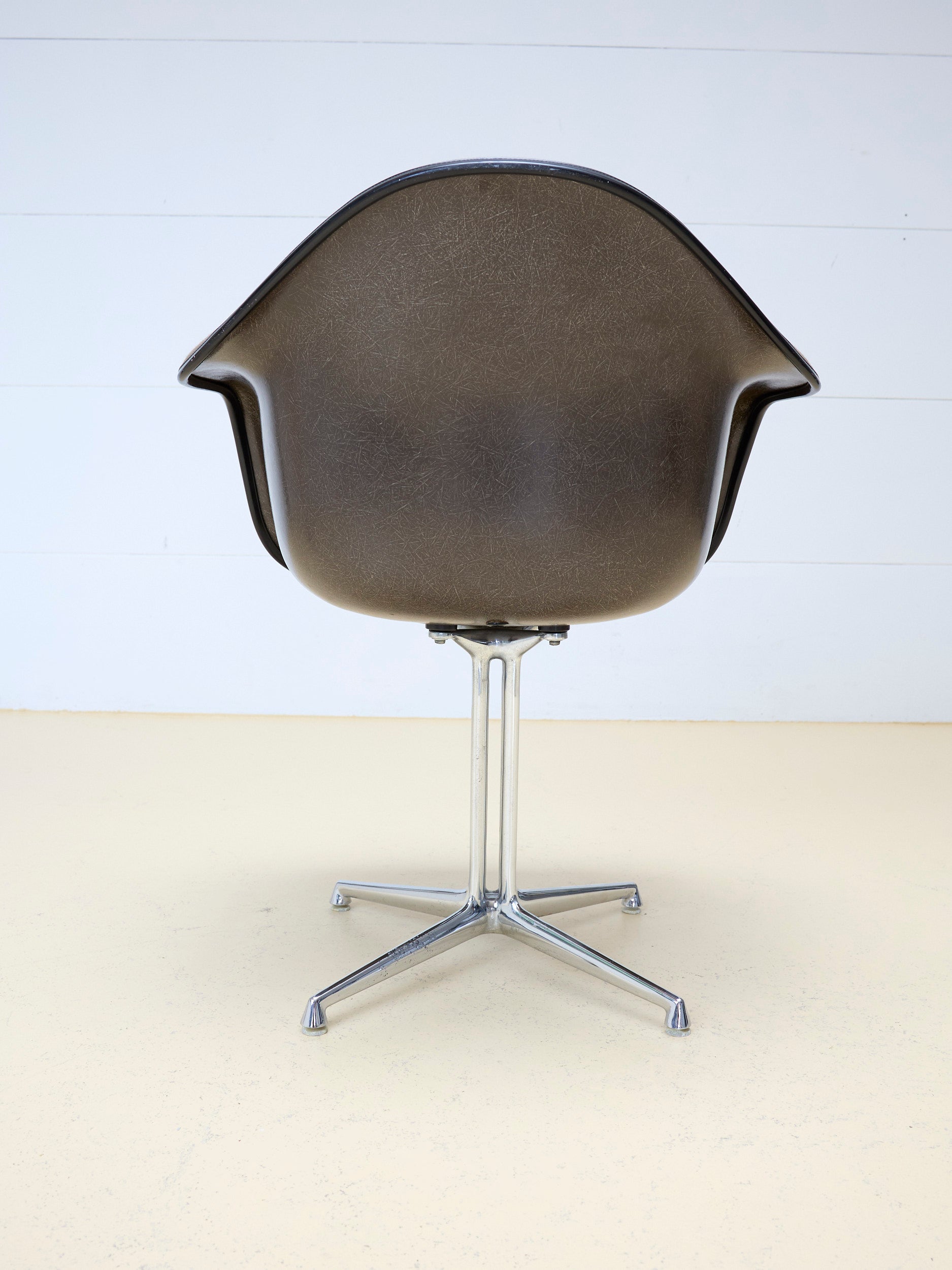 Vitra Eames Armchair mit La Fonda Base