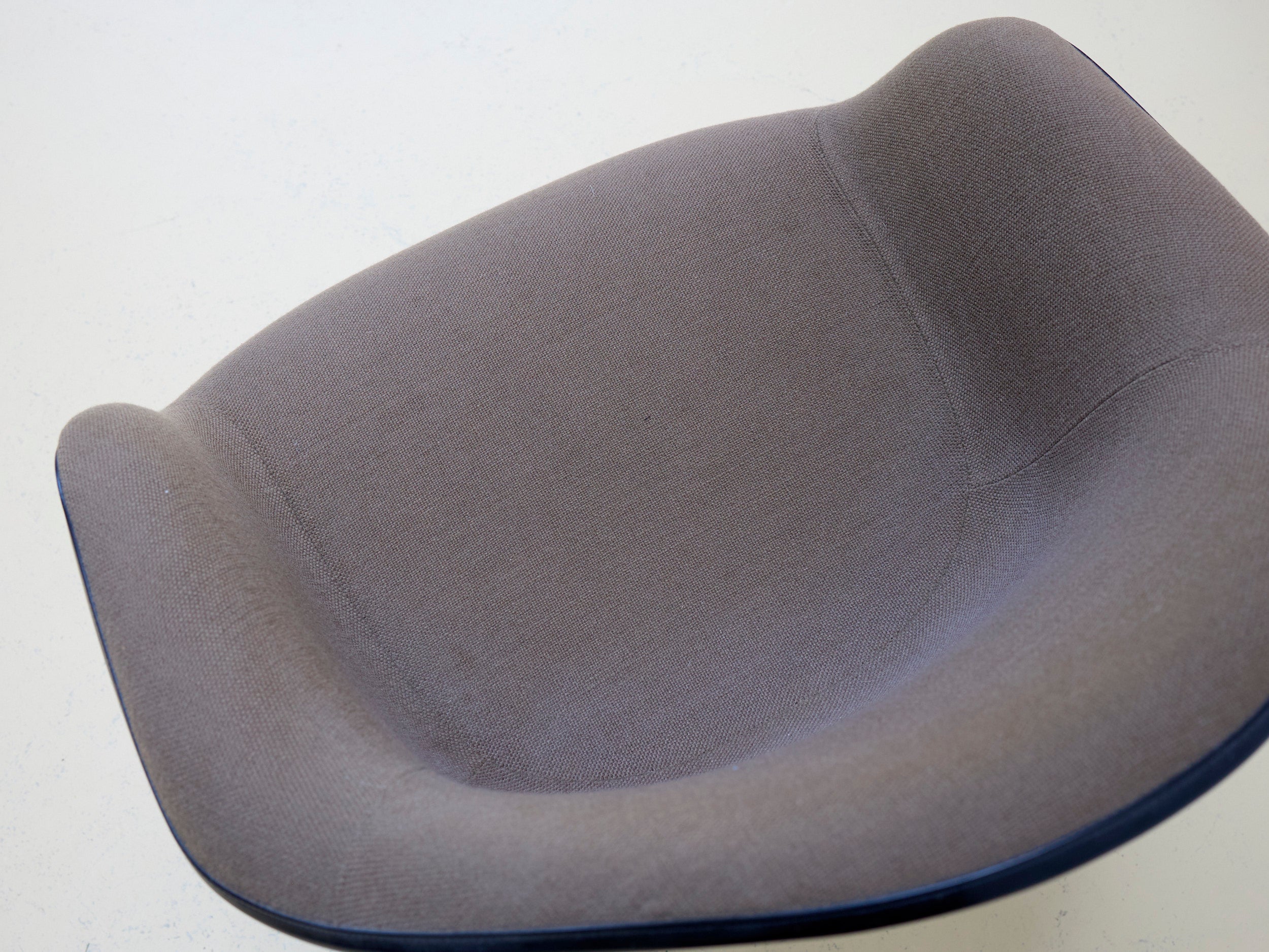 Vitra Eames Armchair mit La Fonda Base