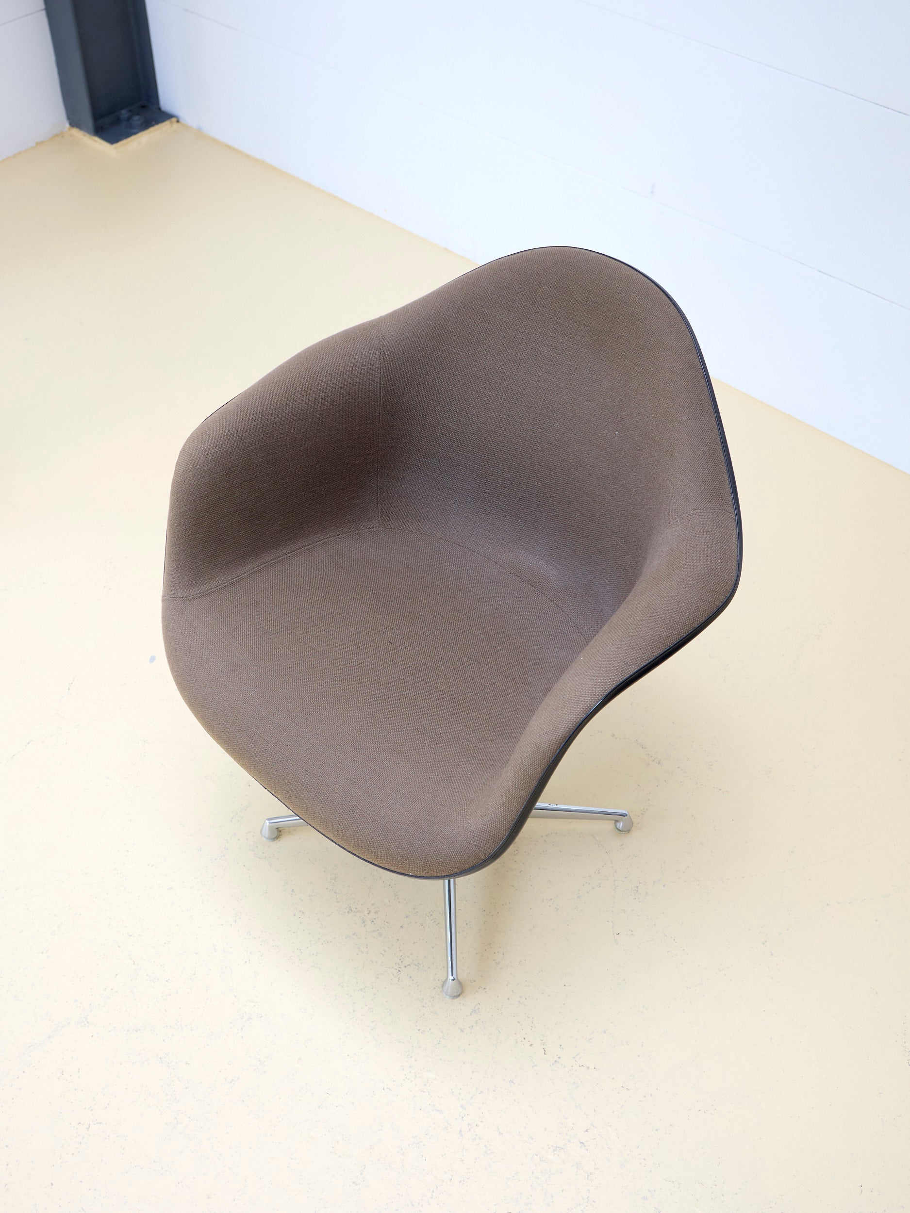 Vitra Eames Armchair mit La Fonda Base