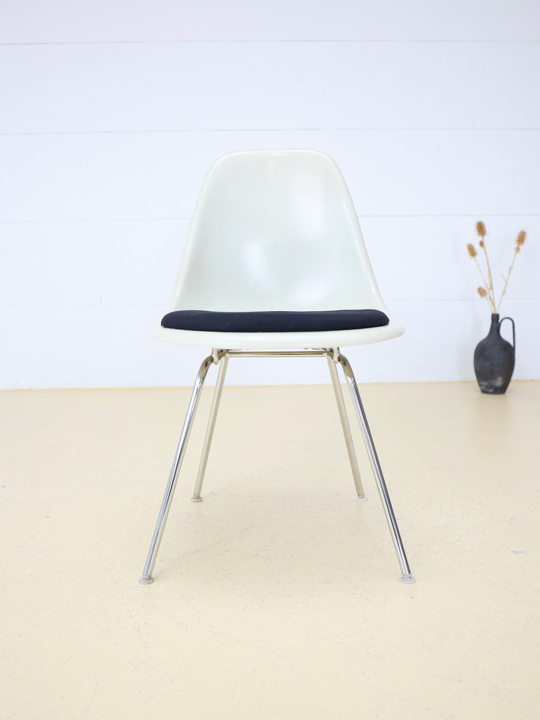 Vitra Eames Sidechair