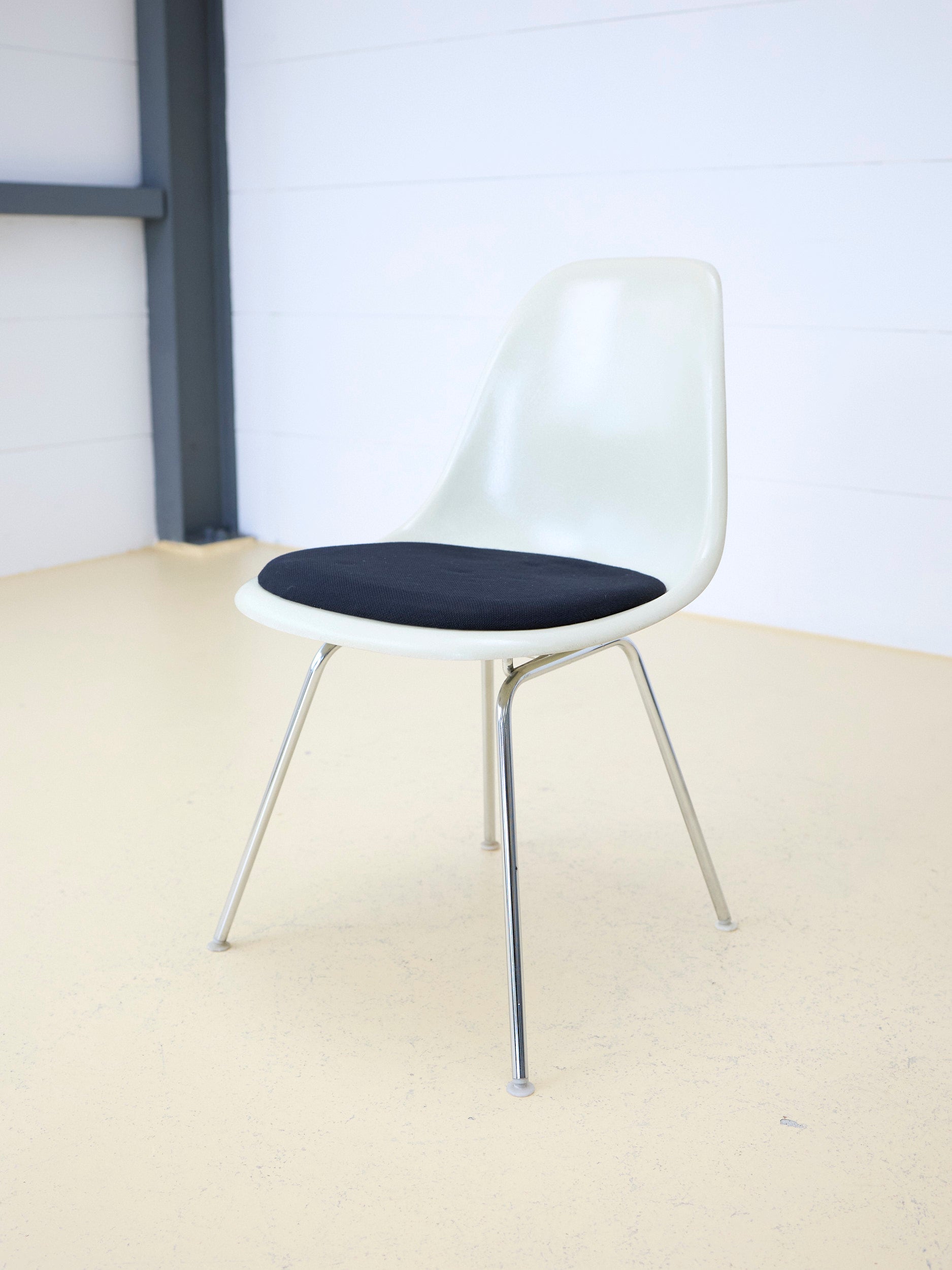 Vitra Eames Sidechair