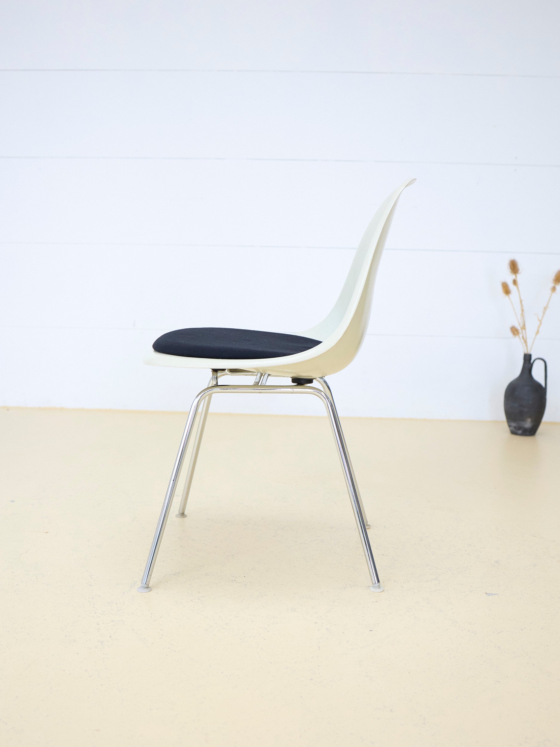 Vitra Eames Sidechair