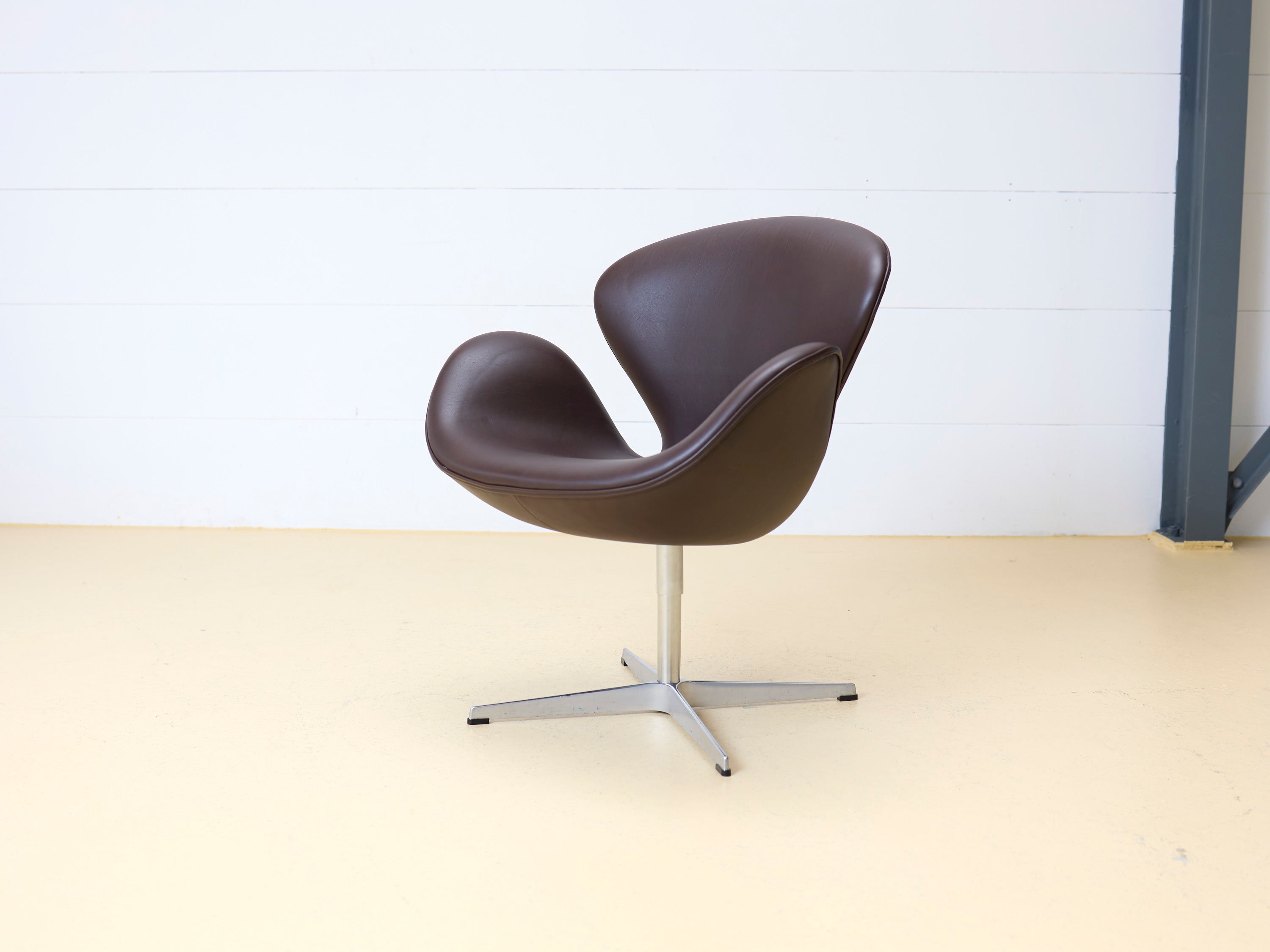 Arne Jacobsen Sessel, Fritz Hansen Swan (Dunkelbraun)