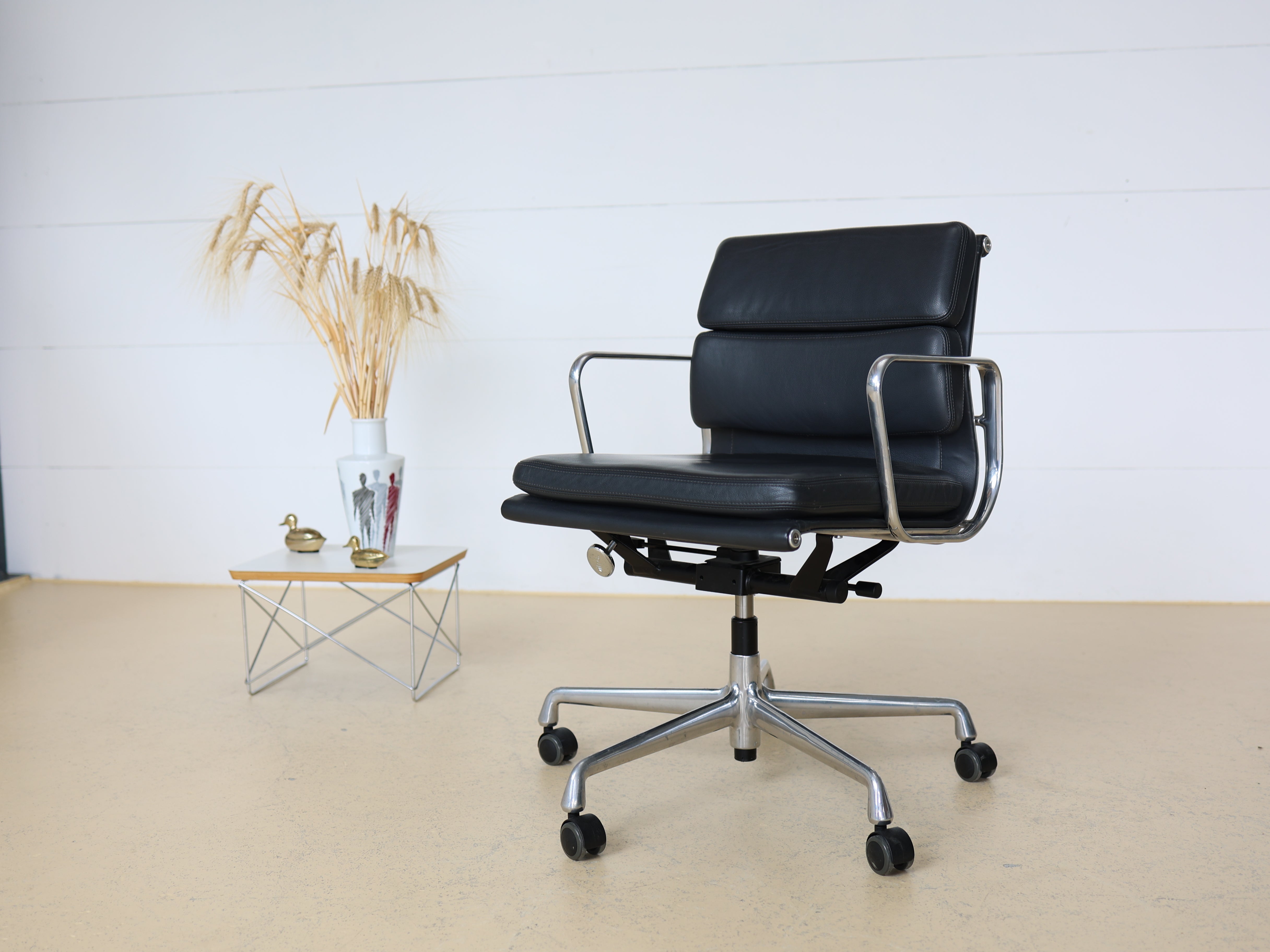 Vitra Eames Soft Pad Bürostuhl, EA 217 - Dunkelgrau
