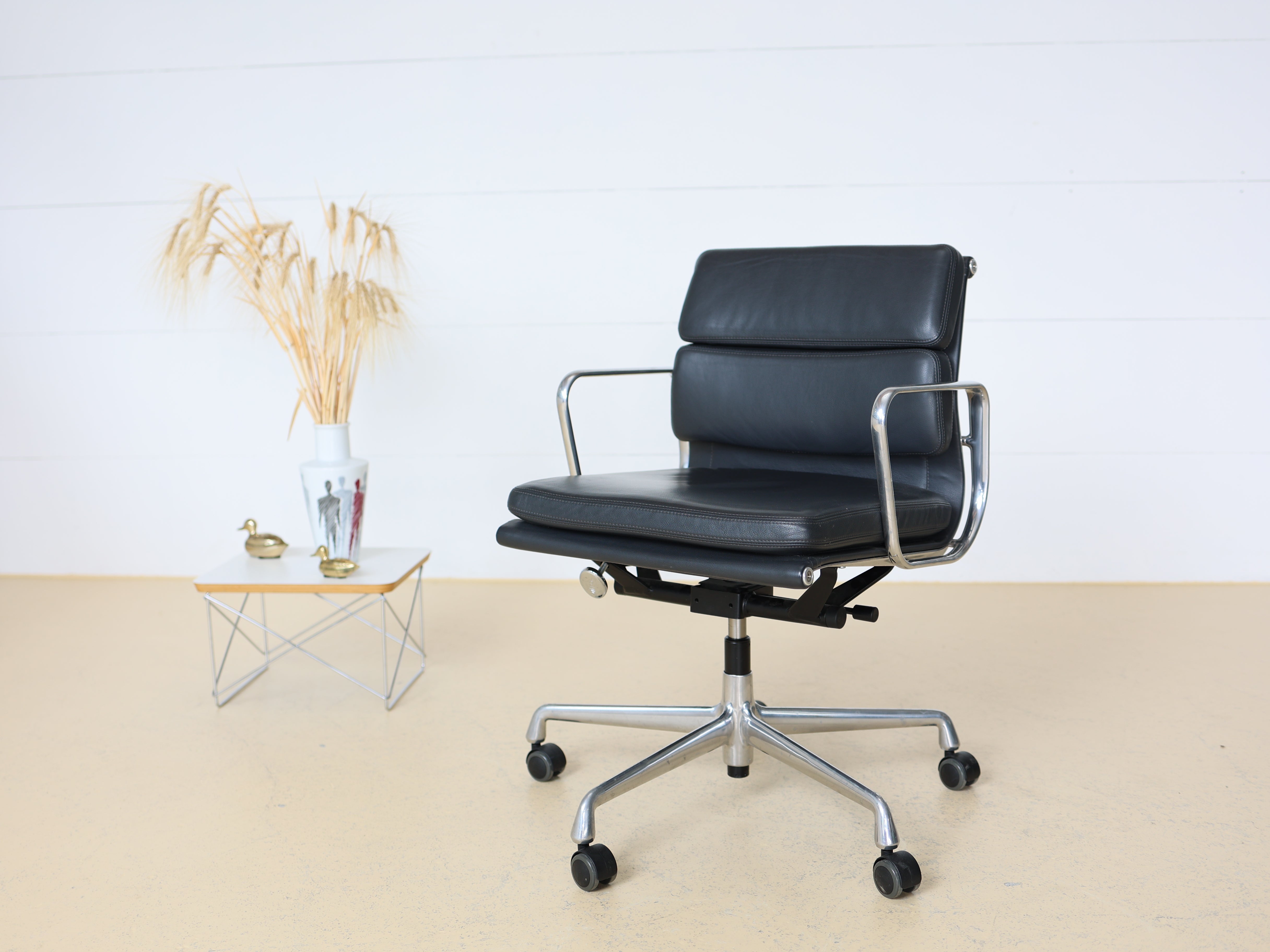 Vitra Eames Soft Pad Bürostuhl, EA 217 - Dunkelgrau