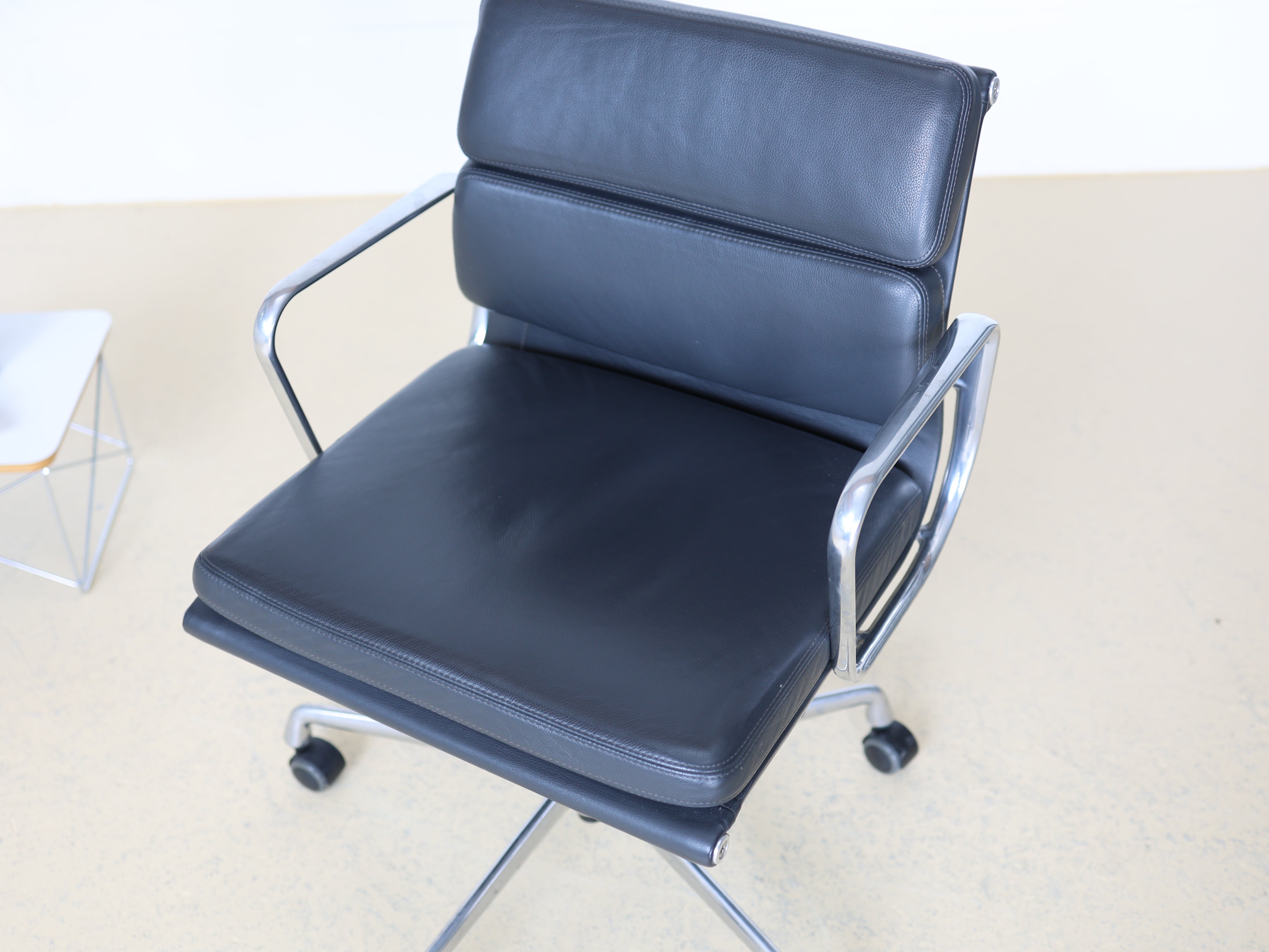 Vitra Eames Soft Pad Bürostuhl, EA 217 - Dunkelgrau