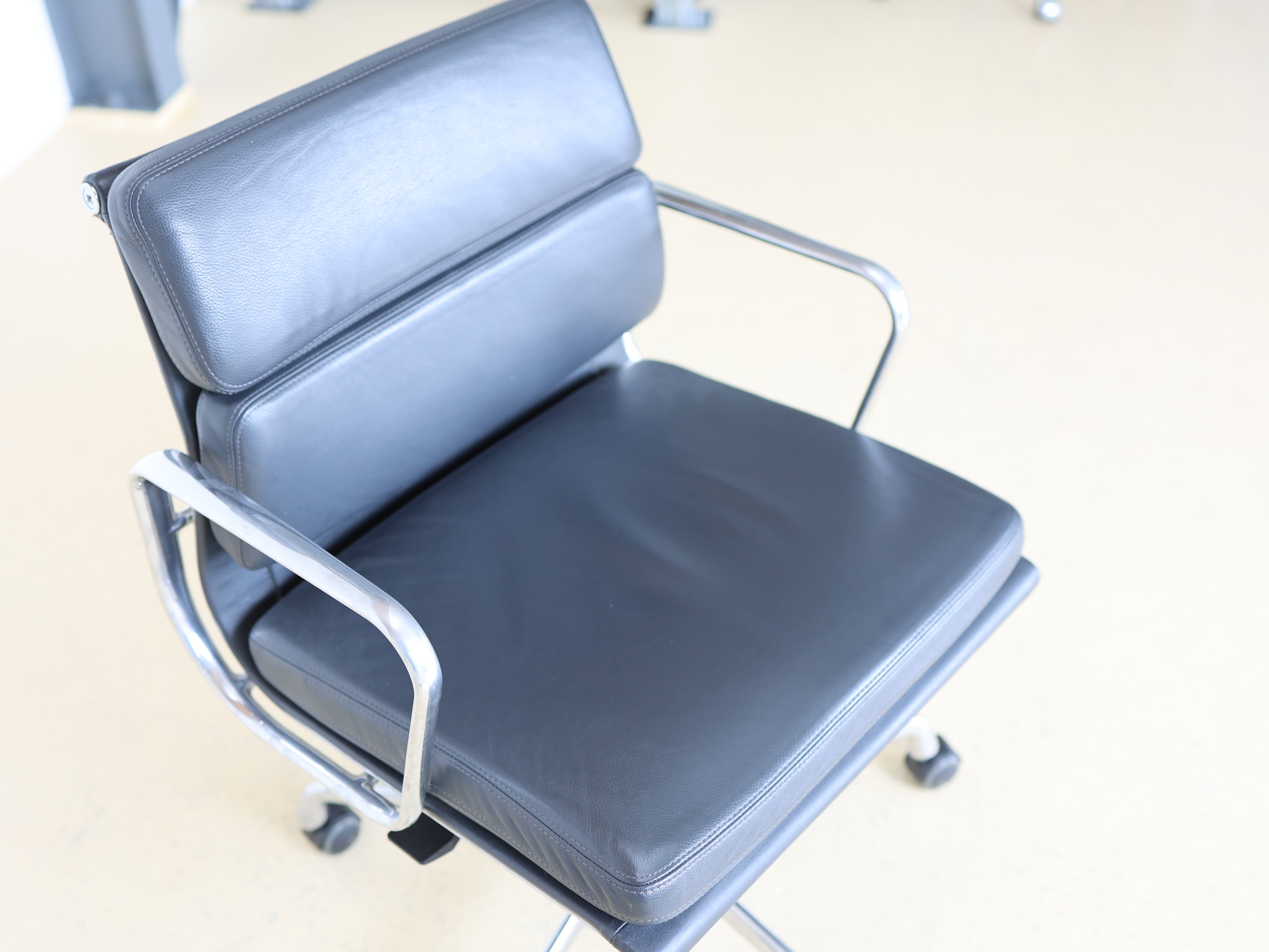 Vitra Eames Soft Pad Bürostuhl, EA 217 - Dunkelgrau