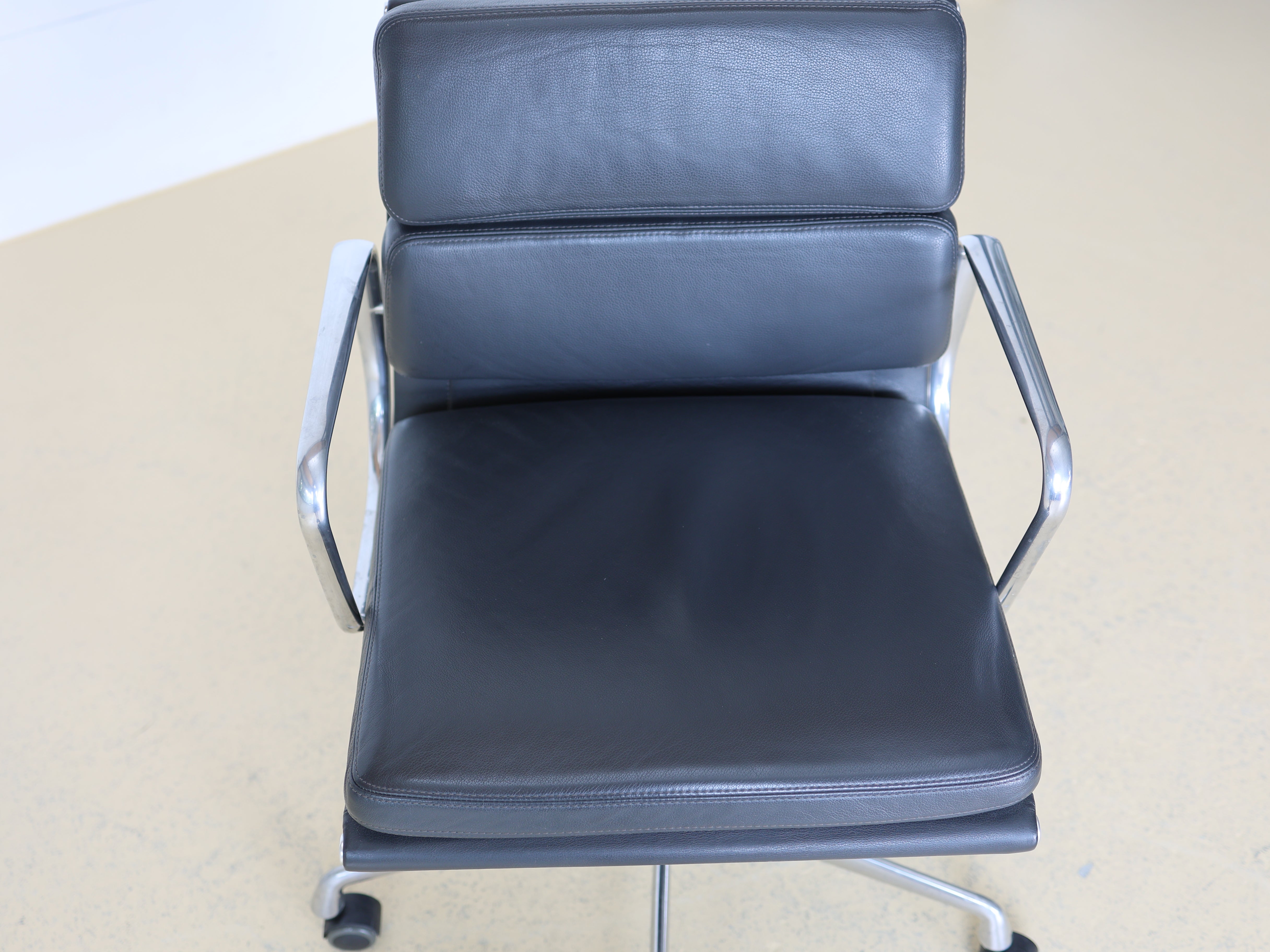 Vitra Eames Soft Pad Bürostuhl, EA 217 - Dunkelgrau