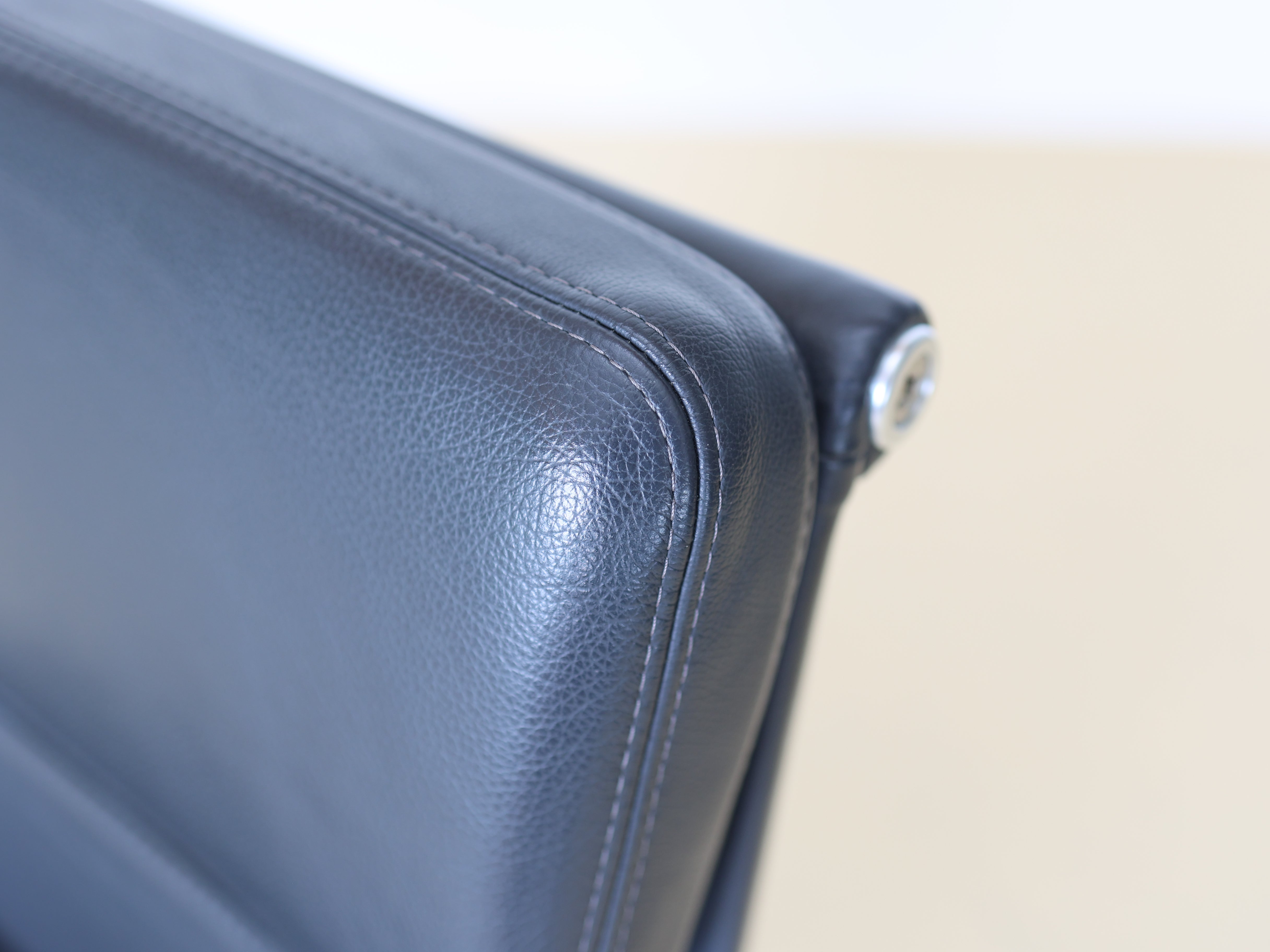 Vitra Eames Soft Pad Bürostuhl, EA 217 - Dunkelgrau