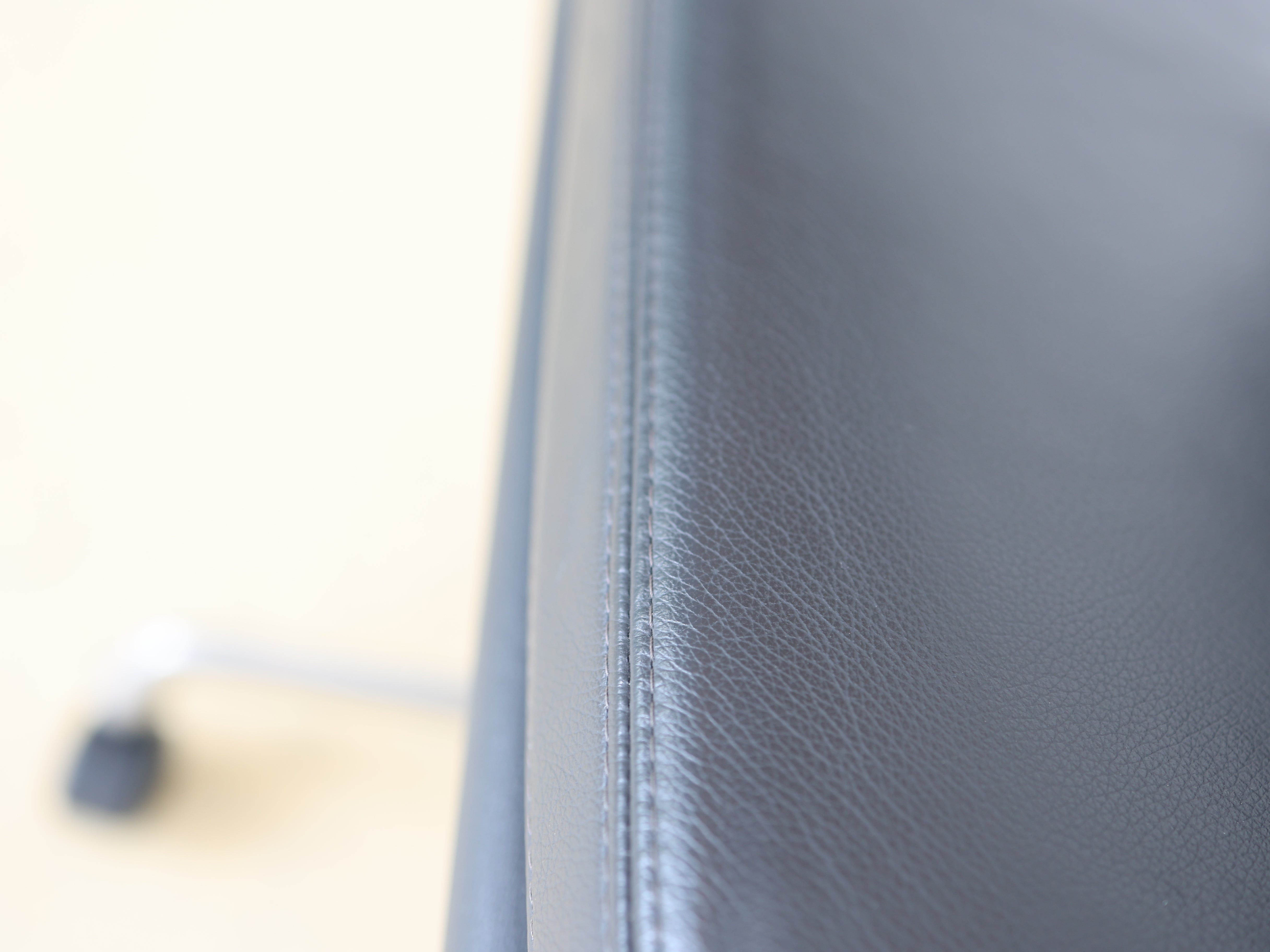 Vitra Eames Soft Pad Bürostuhl, EA 217 - Dunkelgrau