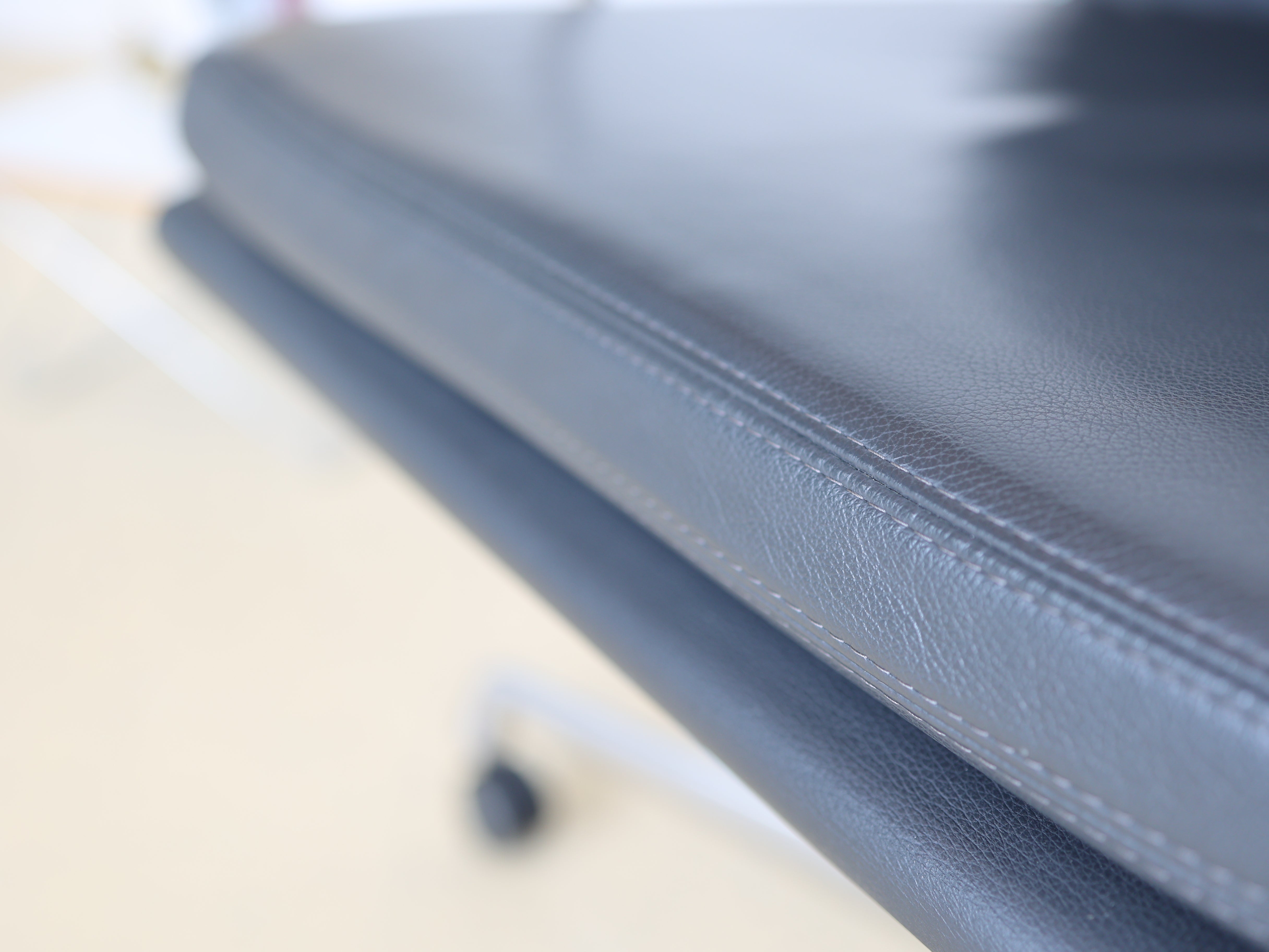 Vitra Eames Soft Pad Bürostuhl, EA 217 - Dunkelgrau