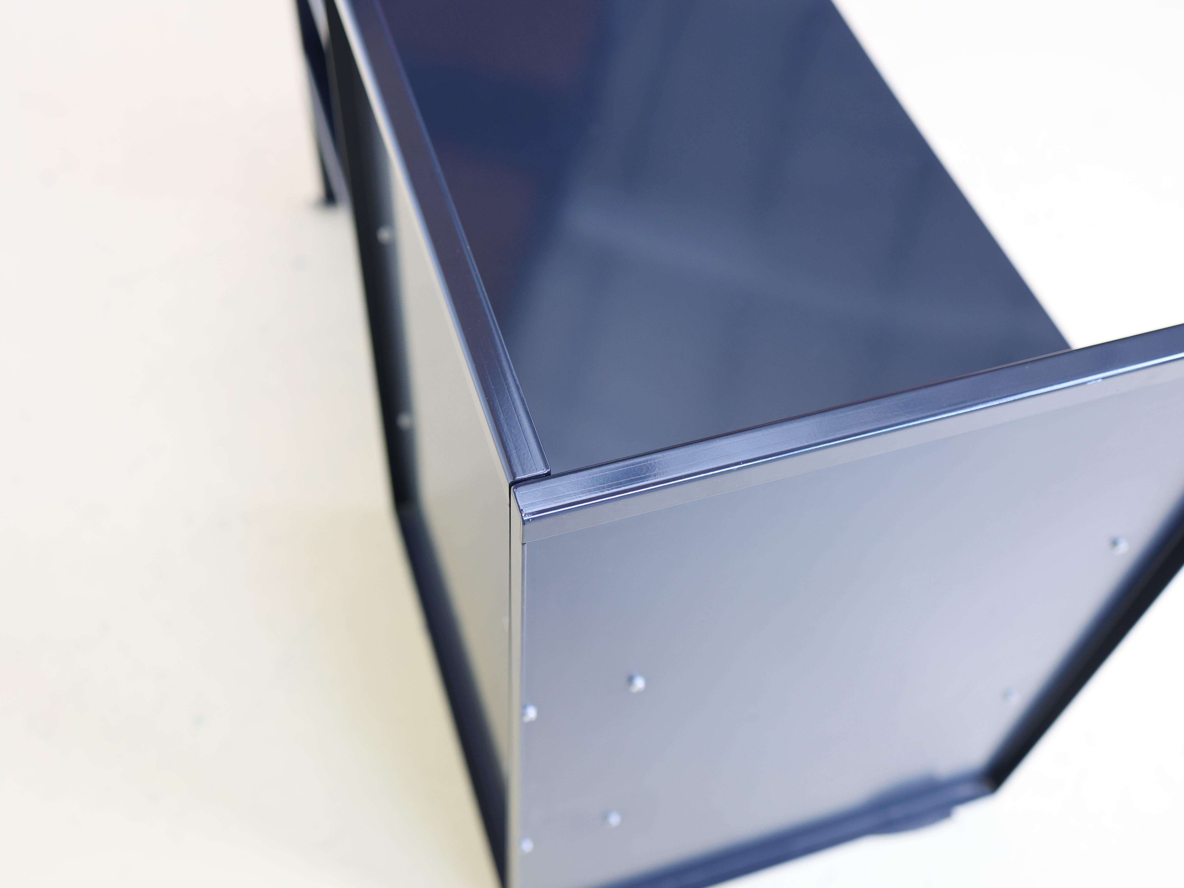 Donald Judd Bench, LEHNI