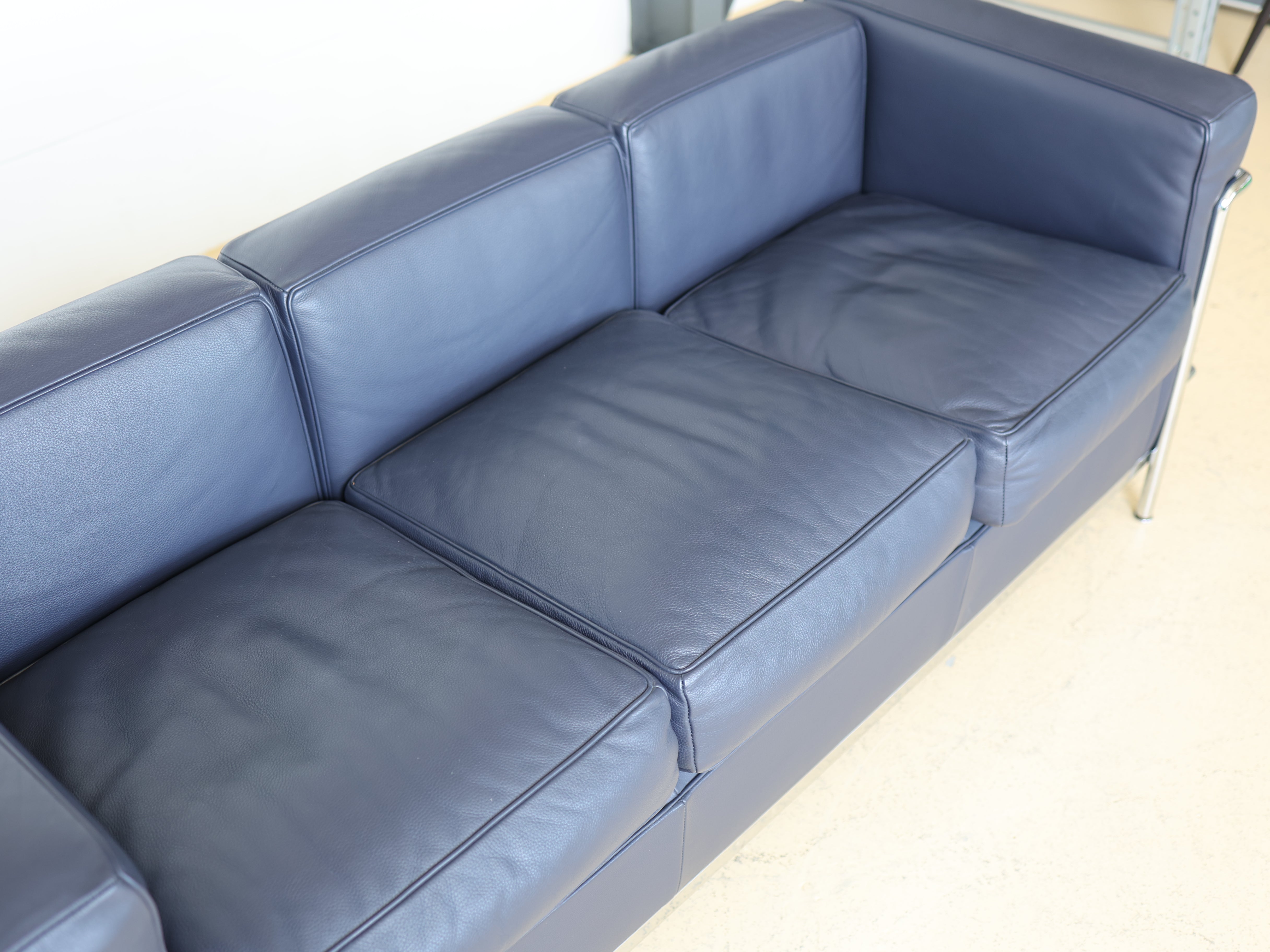 Le Corbusier Sofa LC2 von Cassina - Dunkelblau