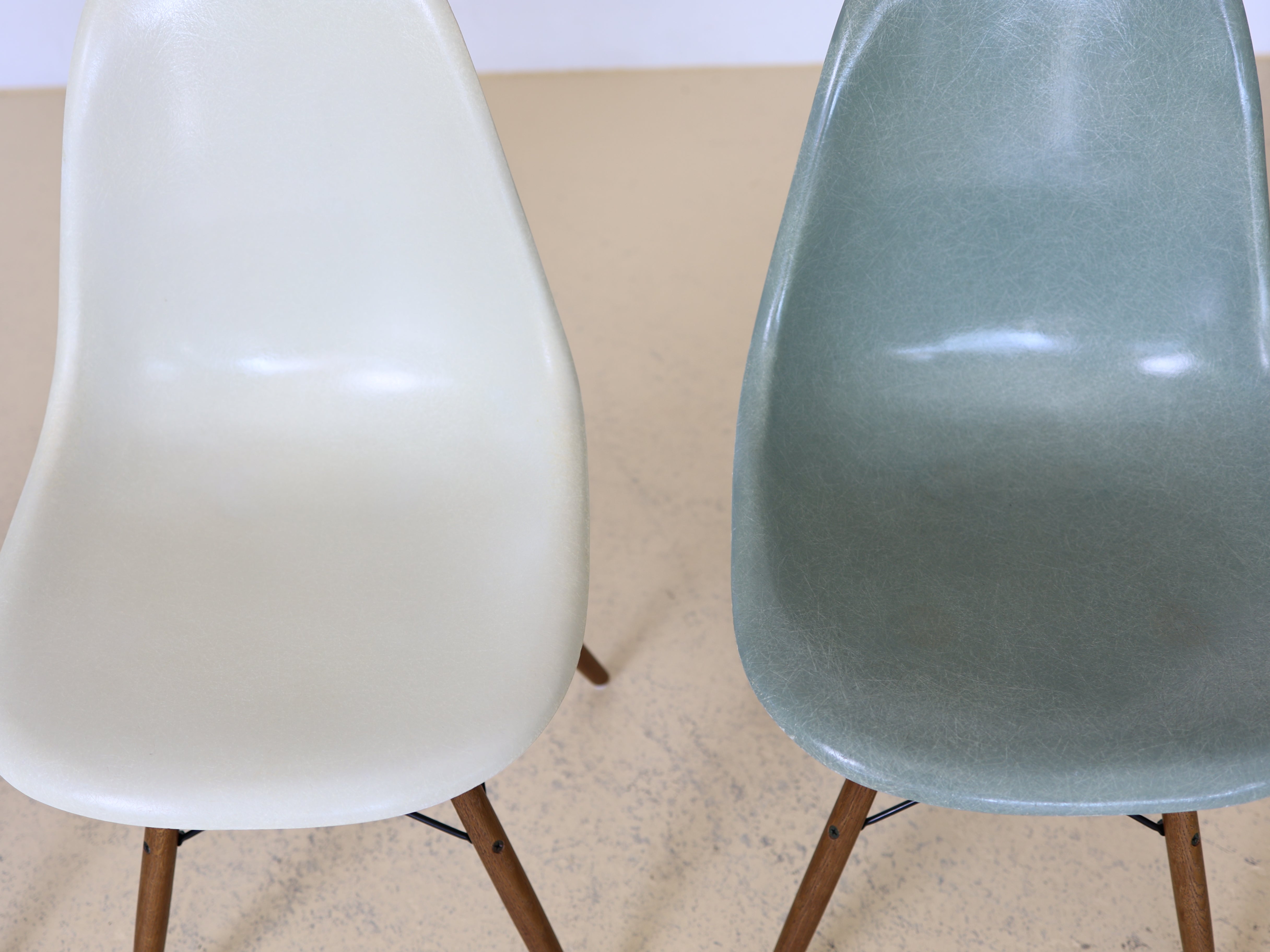 Eames Fiberglas Stühle von Hermann Miller