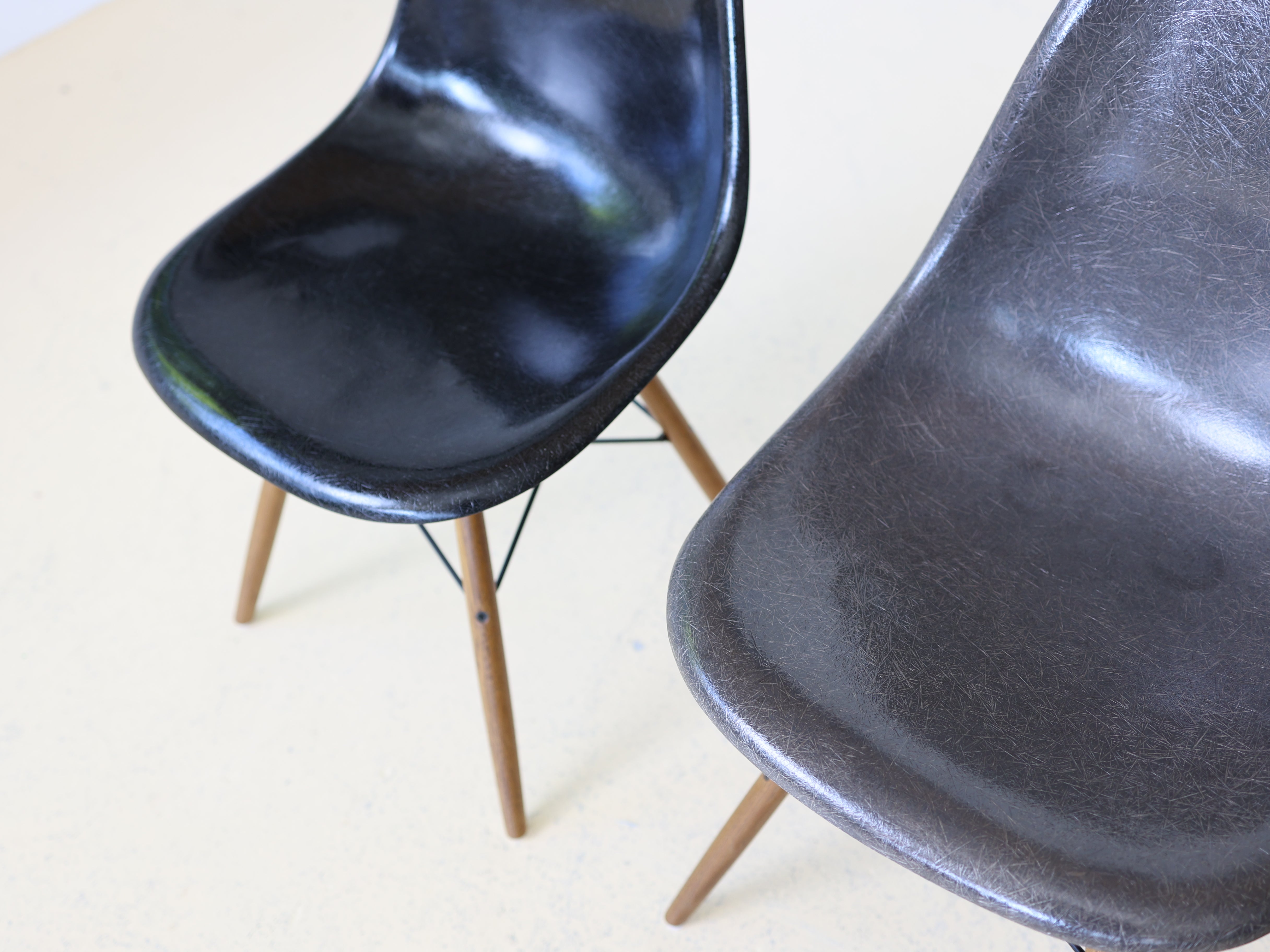 Eames Fiberglas Stühle von Hermann Miller