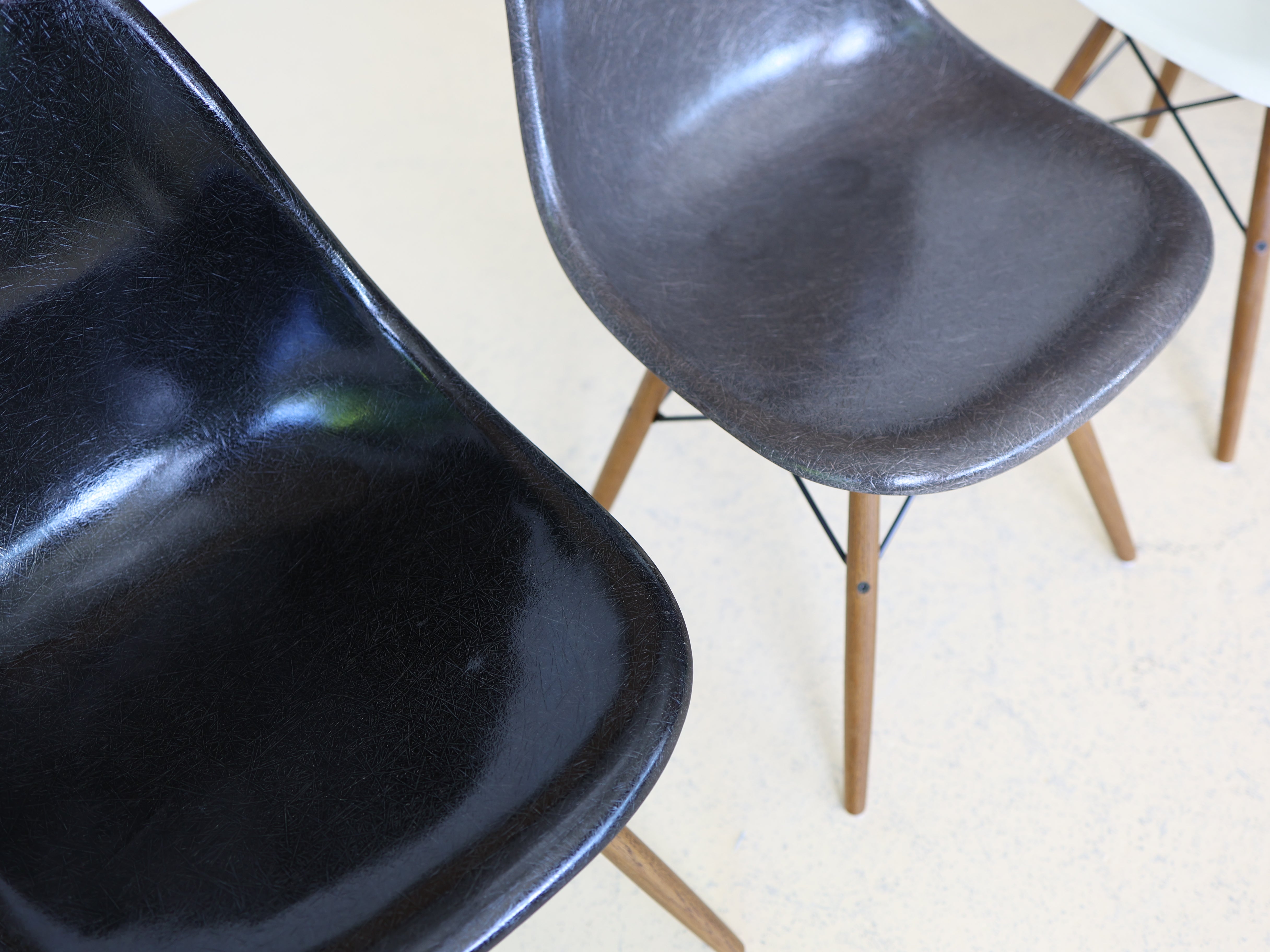 Eames Fiberglas Stühle von Hermann Miller