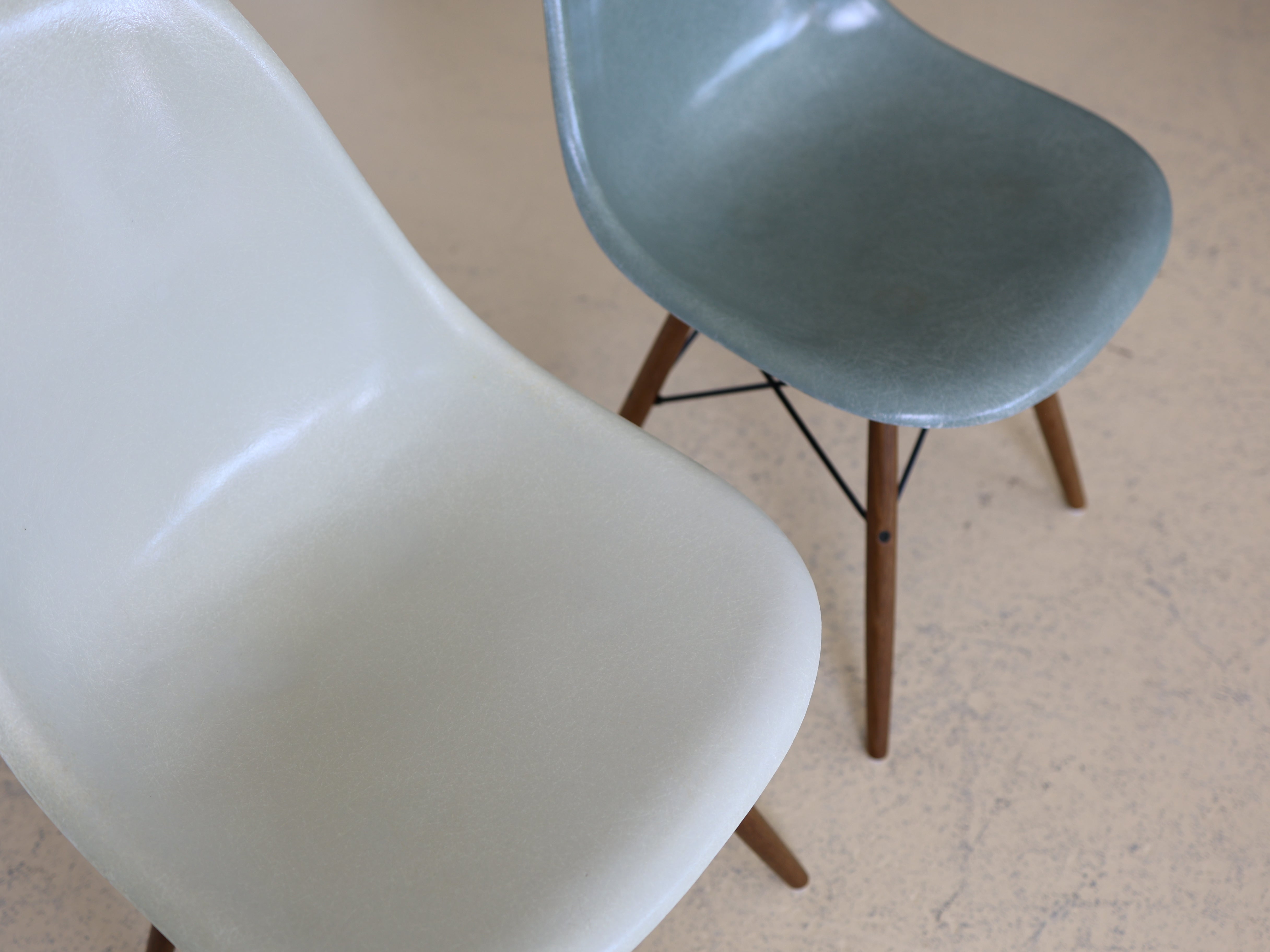 Eames Fiberglas Stühle von Hermann Miller