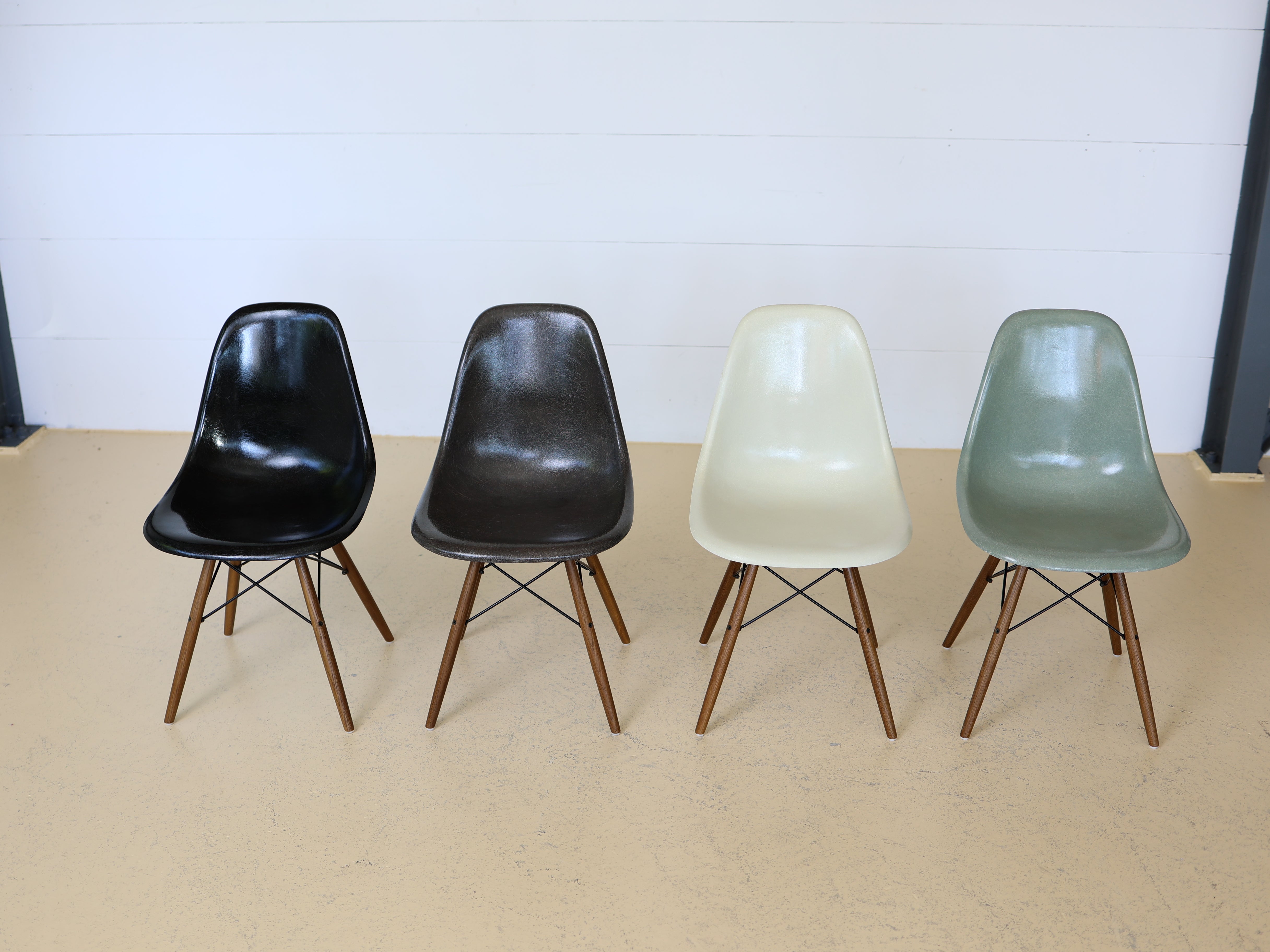 Eames Fiberglas Stühle von Hermann Miller