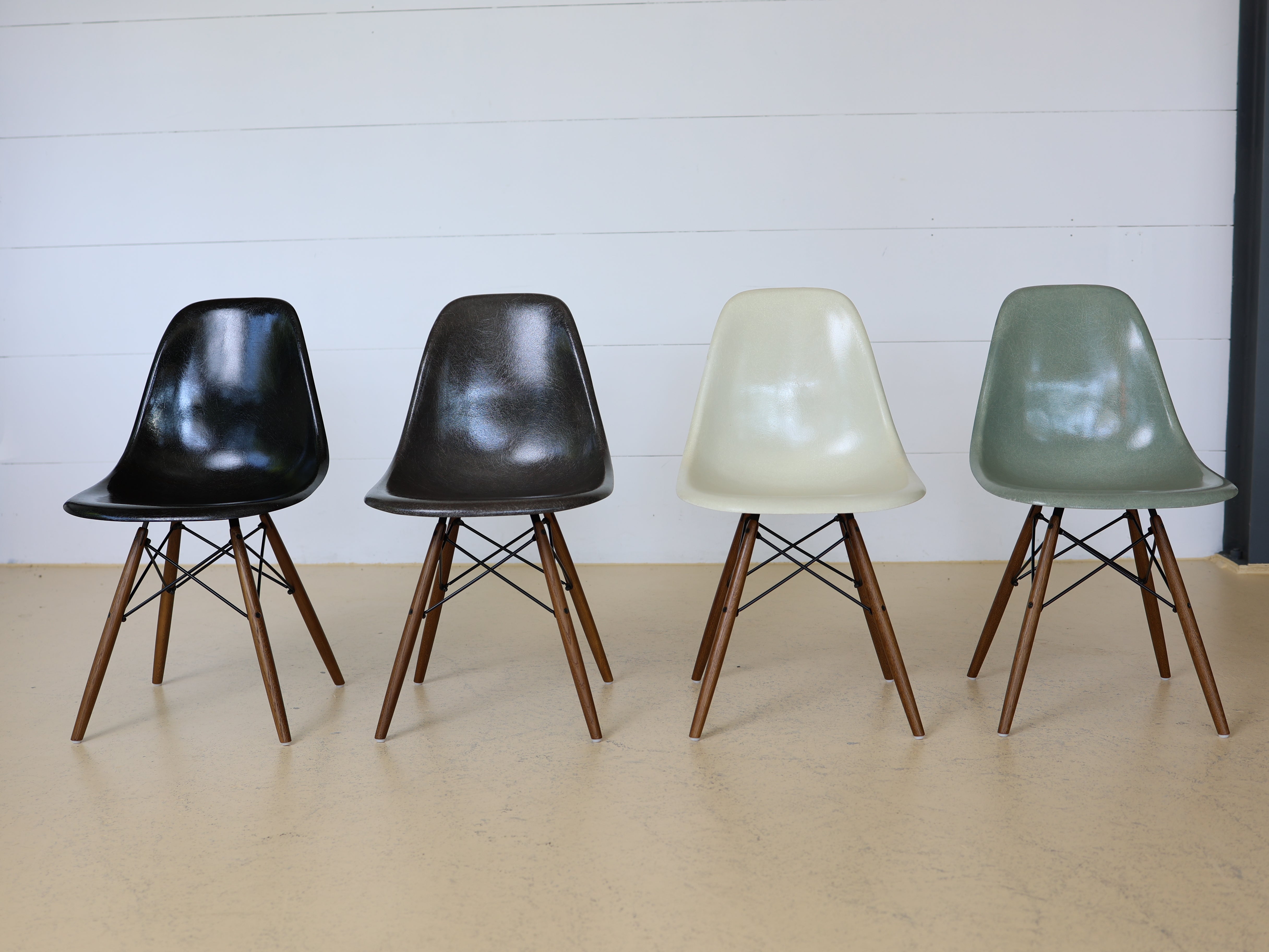 Eames Fiberglas Stühle von Hermann Miller