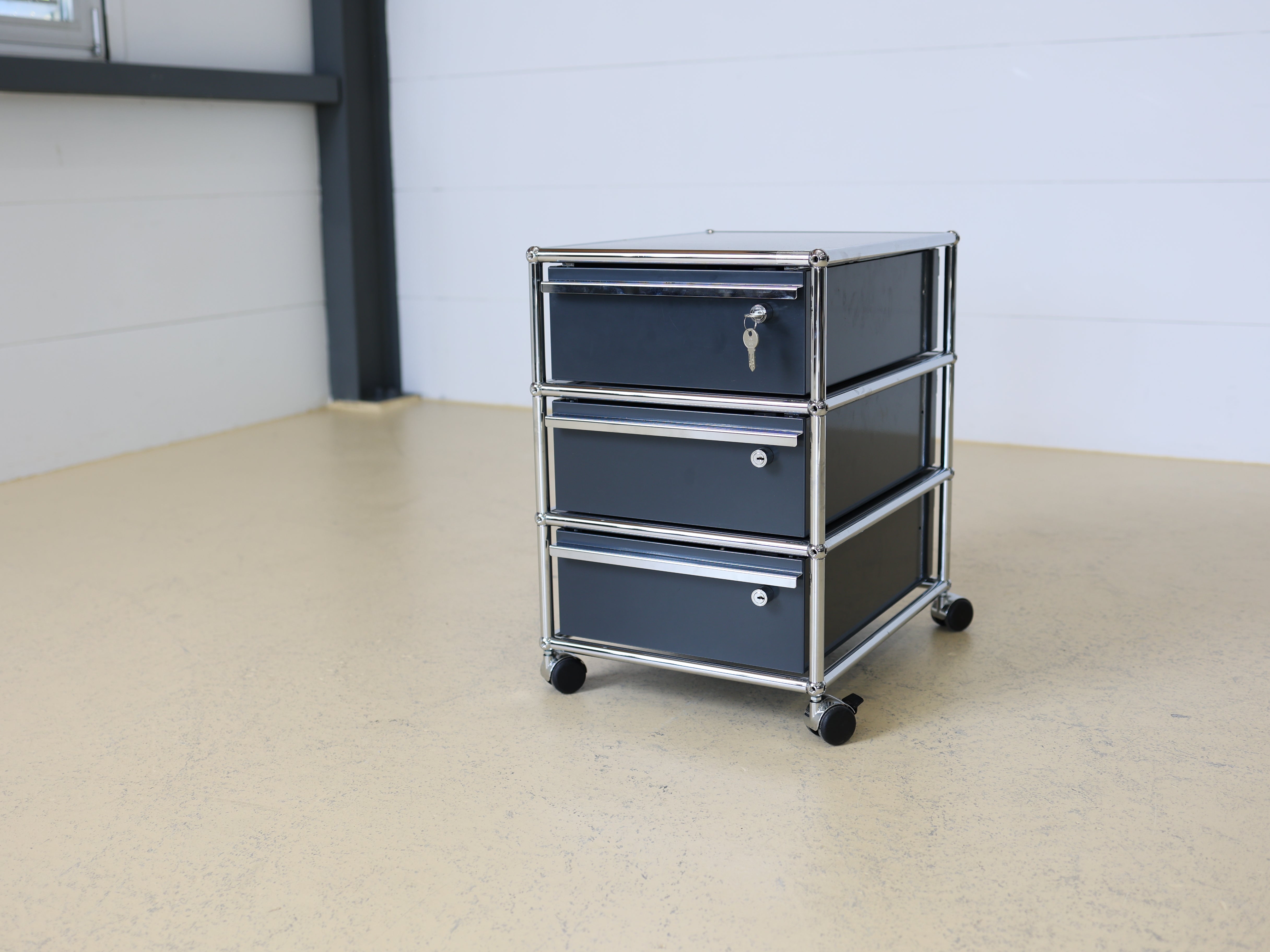 USM Haller Container mit Rollen Anthrazitgrau 10