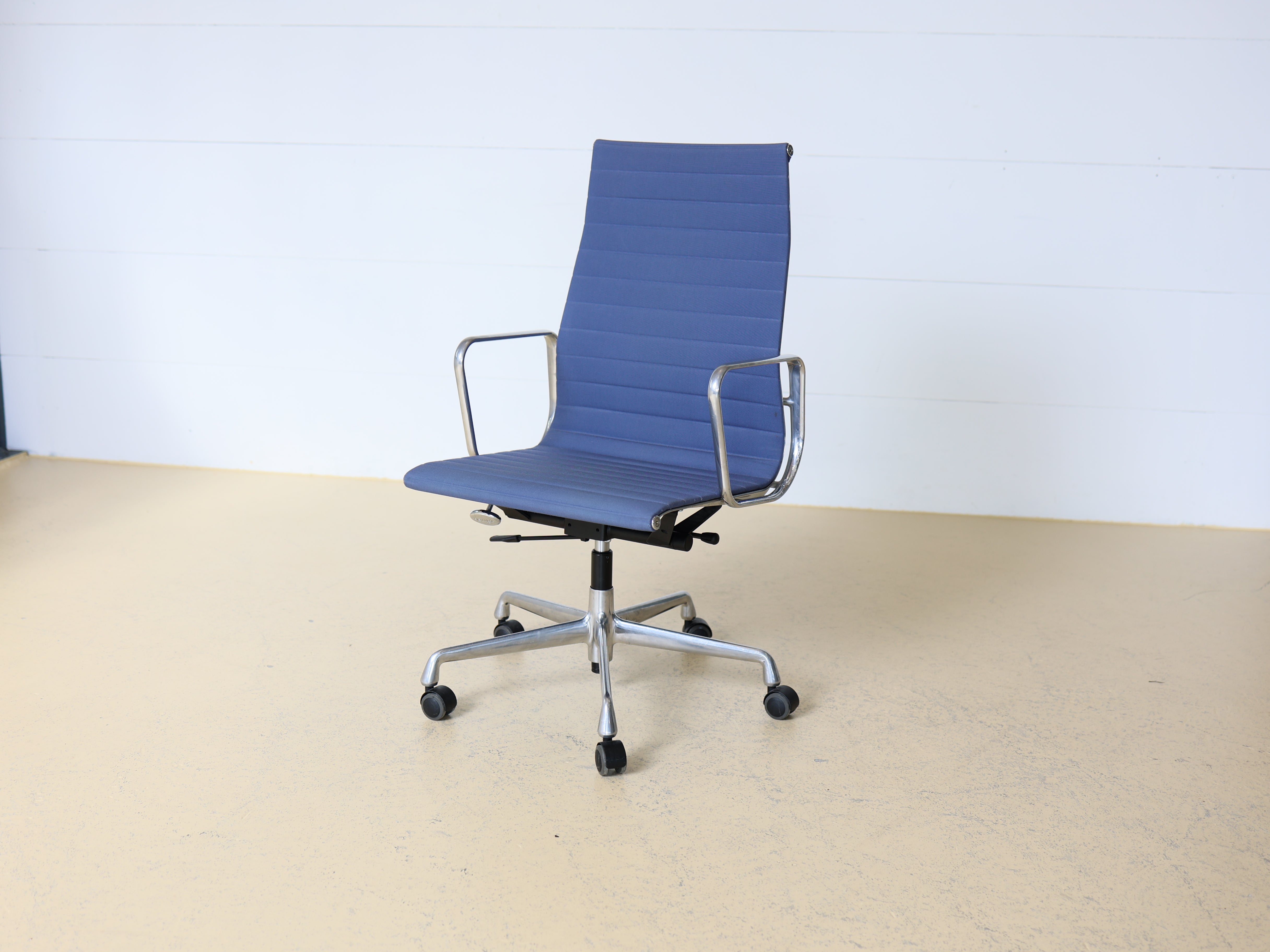 Vitra Eames Bürostuhl EA 119