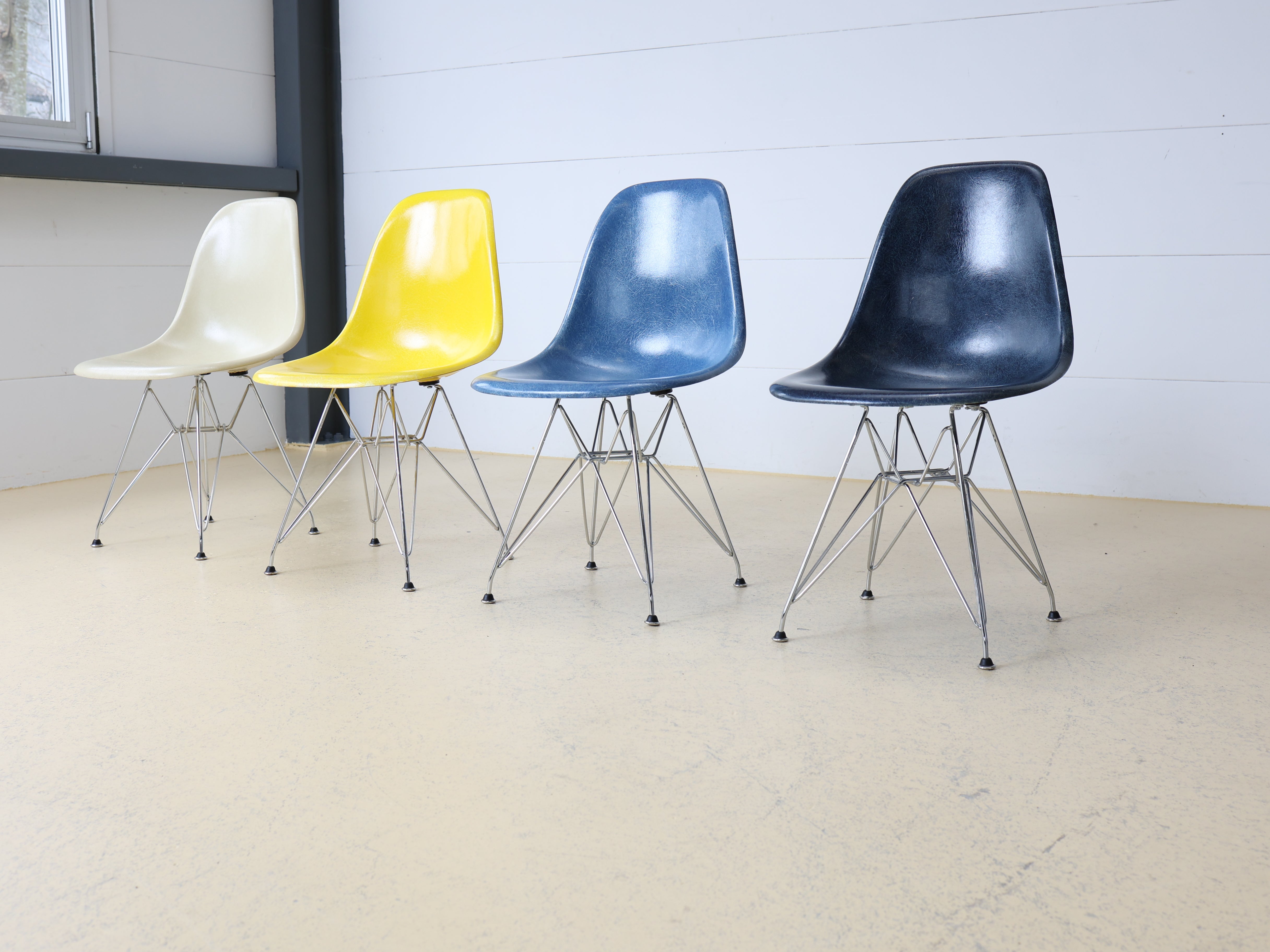 Eames Fiberglas Stühle von Hermann Miller, Eiffel Base